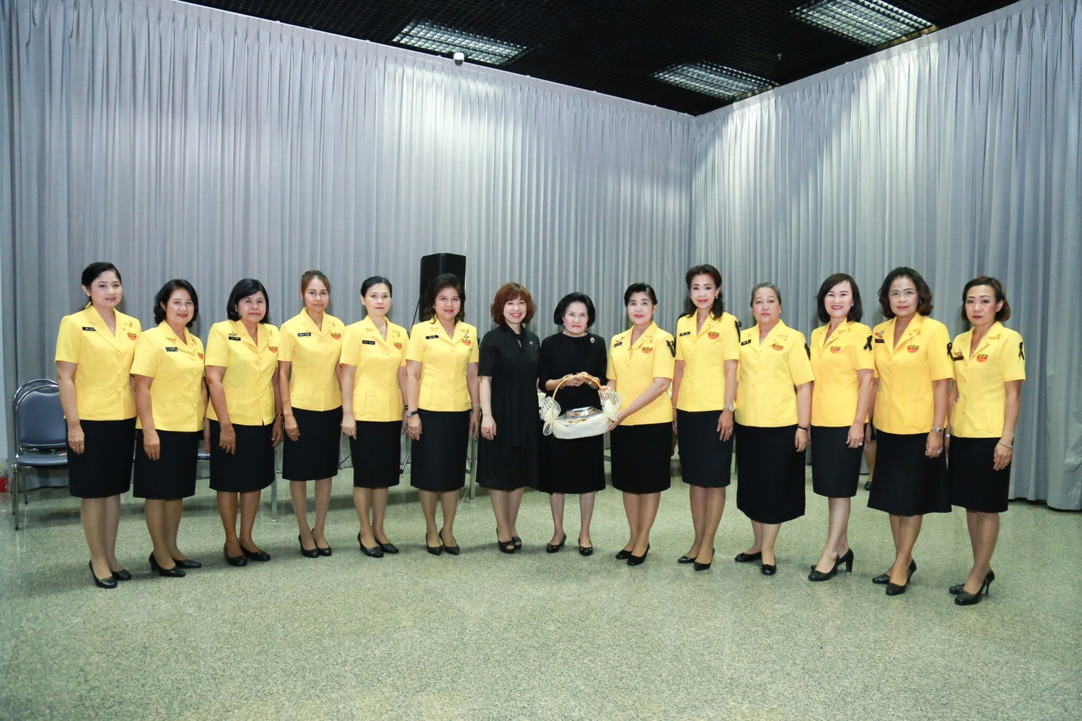 055 เมื่อวันที่ 5 เมษายน 2560 นายกสมาคมภริยาฯ พร้อมด้วยคณะกรรมการสมาคมฯ ร่วมเป็นสักขีพยานในการหมุ...