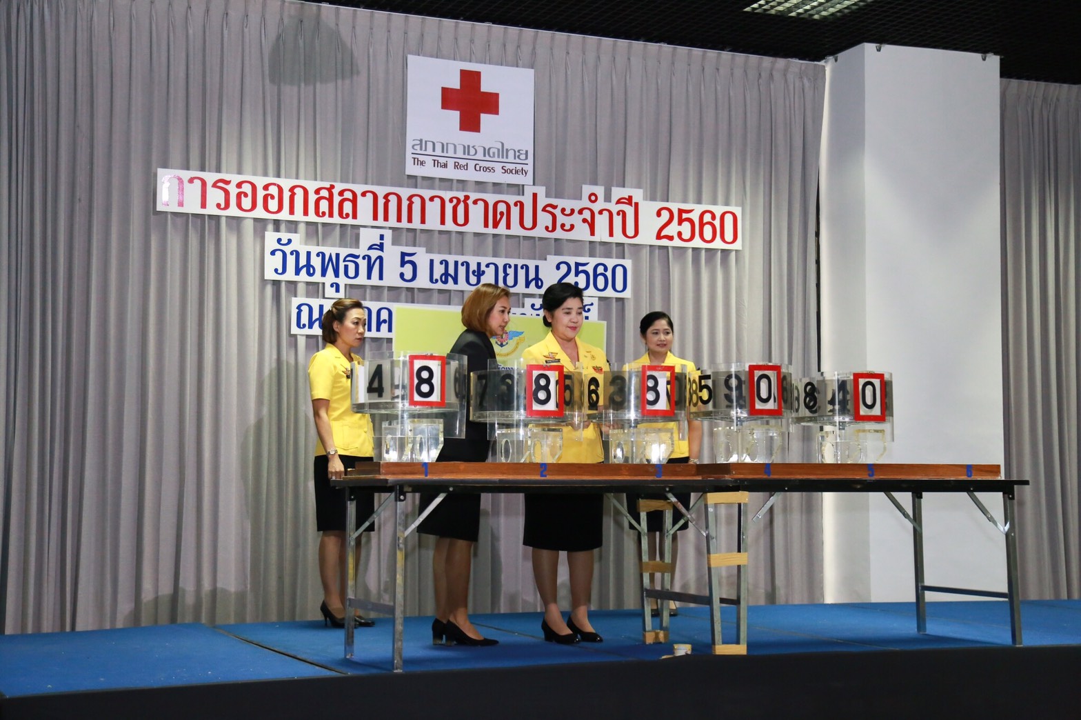 055 เมื่อวันที่ 5 เมษายน 2560 นายกสมาคมภริยาฯ พร้อมด้วยคณะกรรมการสมาคมฯ ร่วมเป็นสักขีพยานในการหมุนวงล้อออกสลากกาชาดของสมาคมภริยา ข้าราชการสำนักงานปลัดกระทรวงกลาโหม ประจำปี 2560 โดยสำนักงานสลากกินแบ่งรัฐบาลเป็นผู้ดำเนินการหมุนวงล้อ ณ อาคารแพทย์พัฒน์ ในสภากาชาดไทย