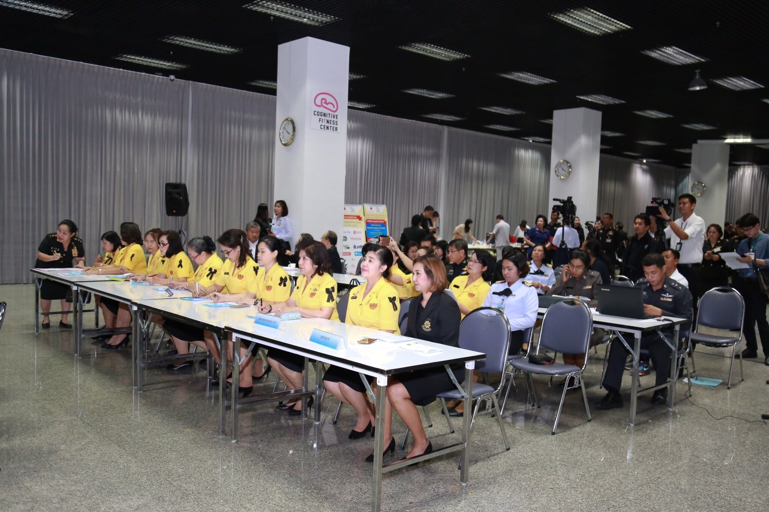 055 เมื่อวันที่ 5 เมษายน 2560 นายกสมาคมภริยาฯ พร้อมด้วยคณะกรรมการสมาคมฯ ร่วมเป็นสักขีพยานในการหมุนวงล้อออกสลากกาชาดของสมาคมภริยา ข้าราชการสำนักงานปลัดกระทรวงกลาโหม ประจำปี 2560 โดยสำนักงานสลากกินแบ่งรัฐบาลเป็นผู้ดำเนินการหมุนวงล้อ ณ อาคารแพทย์พัฒน์ ในสภากาชาดไทย