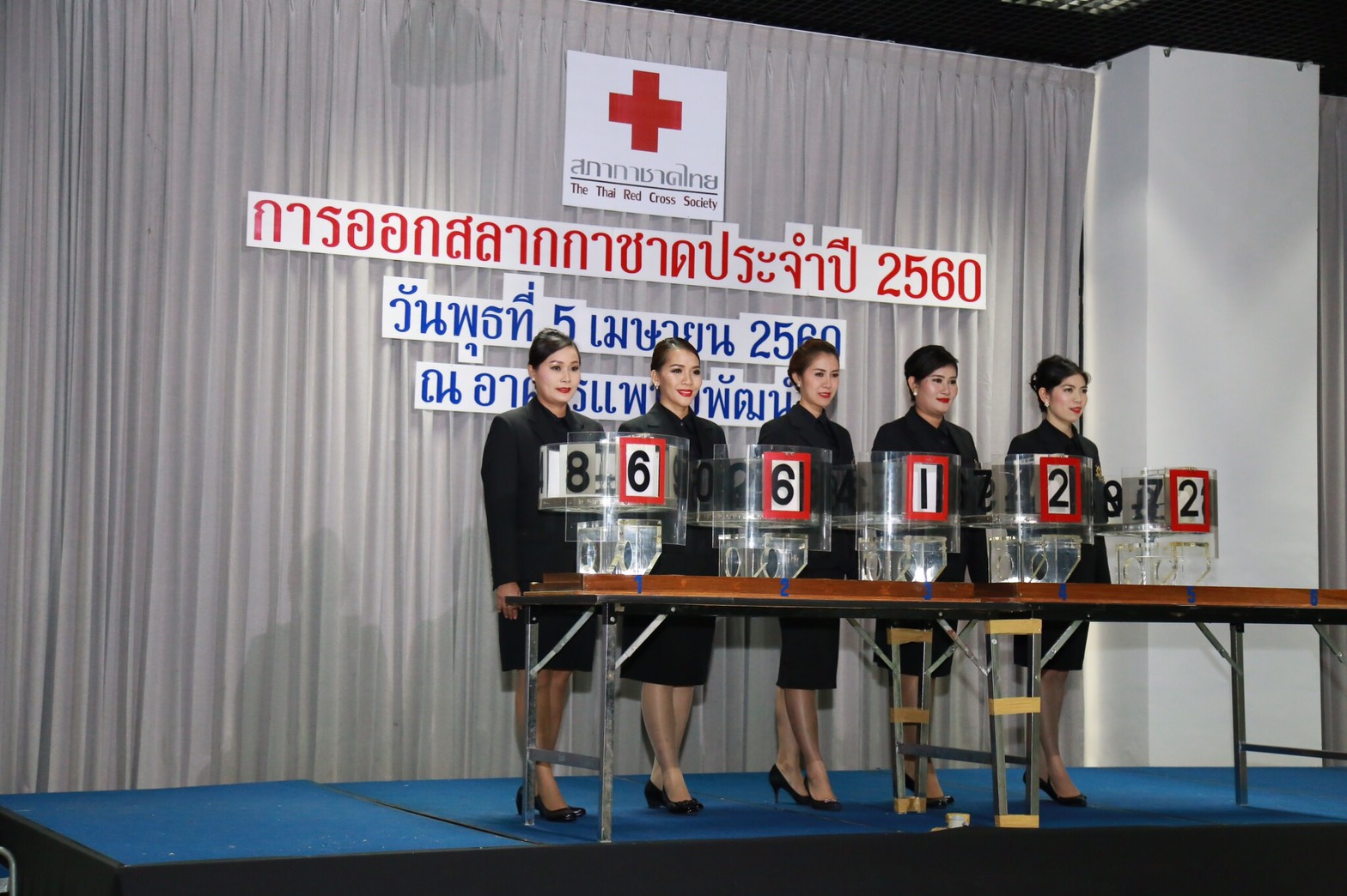 055 เมื่อวันที่ 5 เมษายน 2560 นายกสมาคมภริยาฯ พร้อมด้วยคณะกรรมการสมาคมฯ ร่วมเป็นสักขีพยานในการหมุนวงล้อออกสลากกาชาดของสมาคมภริยา ข้าราชการสำนักงานปลัดกระทรวงกลาโหม ประจำปี 2560 โดยสำนักงานสลากกินแบ่งรัฐบาลเป็นผู้ดำเนินการหมุนวงล้อ ณ อาคารแพทย์พัฒน์ ในสภากาชาดไทย