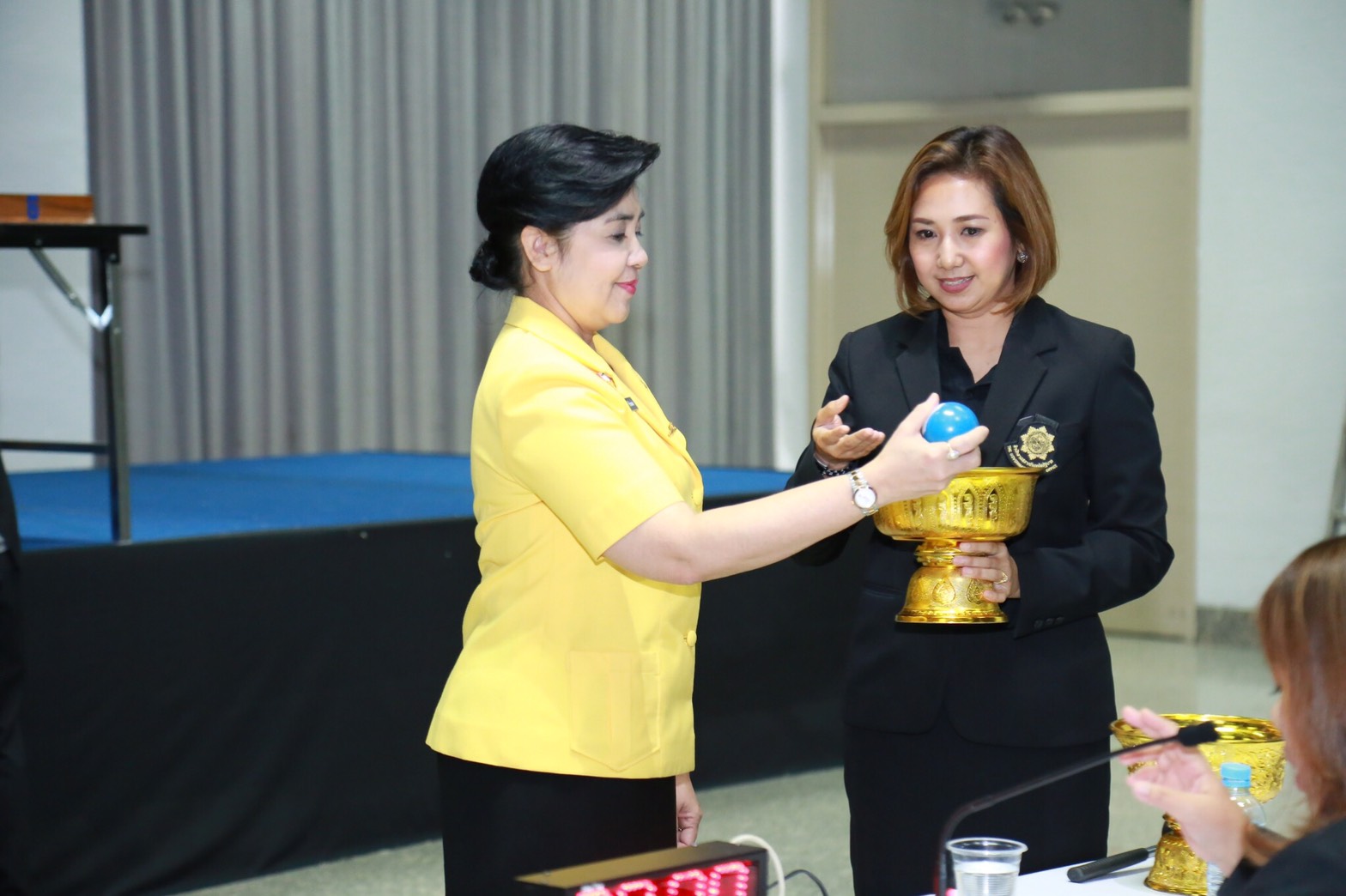 055 เมื่อวันที่ 5 เมษายน 2560 นายกสมาคมภริยาฯ พร้อมด้วยคณะกรรมการสมาคมฯ ร่วมเป็นสักขีพยานในการหมุนวงล้อออกสลากกาชาดของสมาคมภริยา ข้าราชการสำนักงานปลัดกระทรวงกลาโหม ประจำปี 2560 โดยสำนักงานสลากกินแบ่งรัฐบาลเป็นผู้ดำเนินการหมุนวงล้อ ณ อาคารแพทย์พัฒน์ ในสภากาชาดไทย