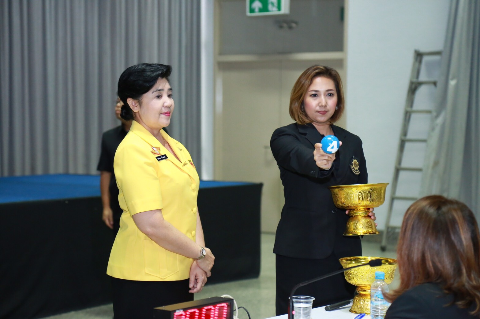 055 เมื่อวันที่ 5 เมษายน 2560 นายกสมาคมภริยาฯ พร้อมด้วยคณะกรรมการสมาคมฯ ร่วมเป็นสักขีพยานในการหมุนวงล้อออกสลากกาชาดของสมาคมภริยา ข้าราชการสำนักงานปลัดกระทรวงกลาโหม ประจำปี 2560 โดยสำนักงานสลากกินแบ่งรัฐบาลเป็นผู้ดำเนินการหมุนวงล้อ ณ อาคารแพทย์พัฒน์ ในสภากาชาดไทย