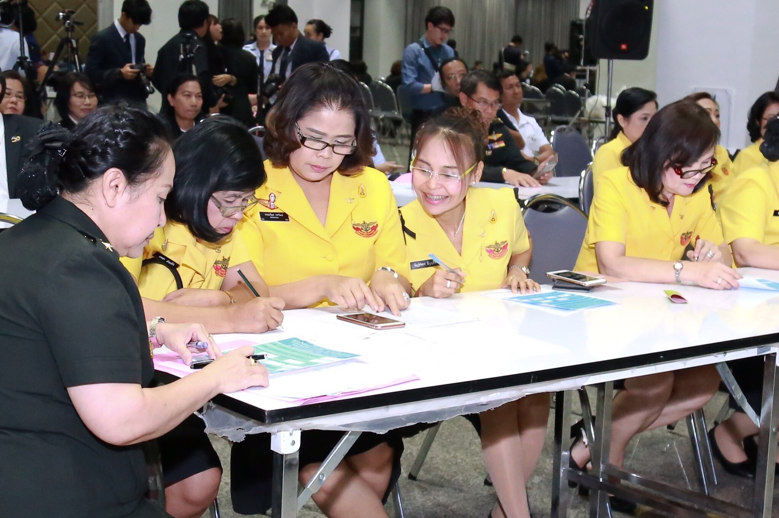055 เมื่อวันที่ 5 เมษายน 2560 นายกสมาคมภริยาฯ พร้อมด้วยคณะกรรมการสมาคมฯ ร่วมเป็นสักขีพยานในการหมุนวงล้อออกสลากกาชาดของสมาคมภริยา ข้าราชการสำนักงานปลัดกระทรวงกลาโหม ประจำปี 2560 โดยสำนักงานสลากกินแบ่งรัฐบาลเป็นผู้ดำเนินการหมุนวงล้อ ณ อาคารแพทย์พัฒน์ ในสภากาชาดไทย