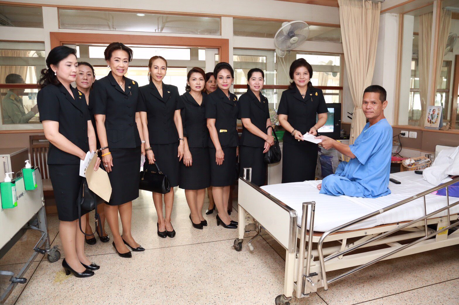 056 เมื่อวันที่ 7 เมษายน 2560 พล.ต.หญิงภรณี ชะเยมะ อุปนายกสมาคมภริยาฯ เป็นผู้แทนนายกสมาคมภริยาฯ พร้อมด้วยคณะกรรมการฯ ได้ร่วมเยี่ยมเยียนทหาร ซึ่งได้รับบาดเจ็บจากการปฏิบัติหน้าที่ เนื่องในโอกาสวันคล้ายวันสถาปนากระทรวงกลาโหม ประจำปี 2560 ครบรอบ 130 ปี ณ รพ.ทหารผ่านศึก ถ.วิภาวดี กรุงเทพฯ