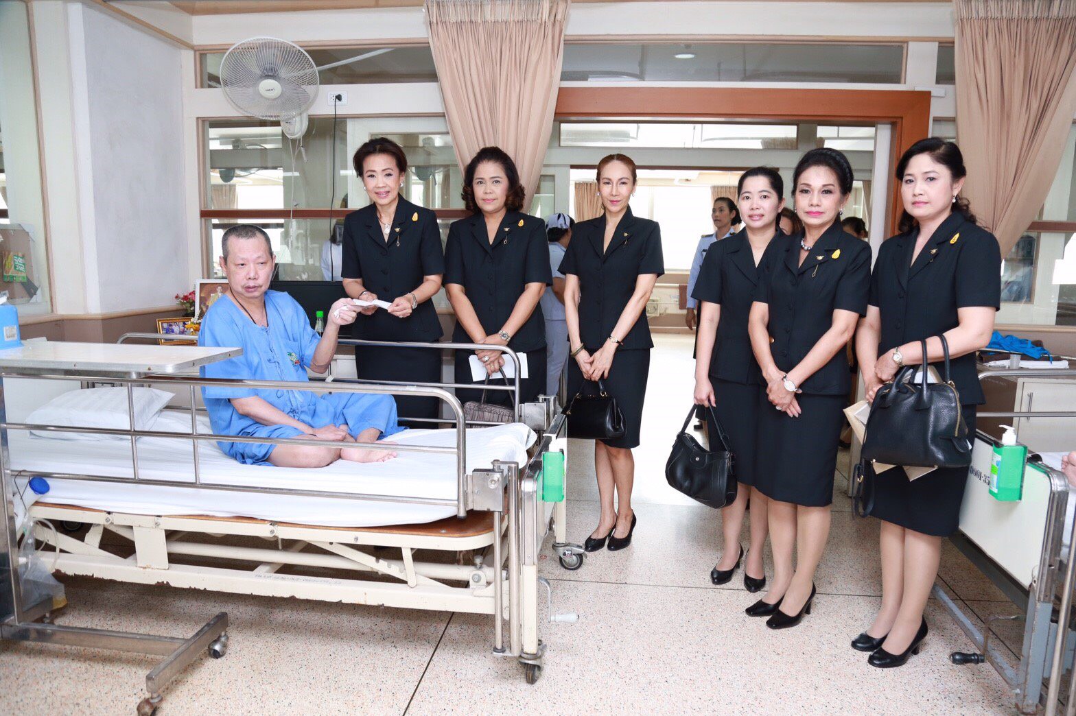 056 เมื่อวันที่ 7 เมษายน 2560 พล.ต.หญิงภรณี ชะเยมะ อุปนายกสมาคมภริยาฯ เป็นผู้แทนนายกสมาคมภริยาฯ พร้อมด้วยคณะกรรมการฯ ได้ร่วมเยี่ยมเยียนทหาร ซึ่งได้รับบาดเจ็บจากการปฏิบัติหน้าที่ เนื่องในโอกาสวันคล้ายวันสถาปนากระทรวงกลาโหม ประจำปี 2560 ครบรอบ 130 ปี ณ รพ.ทหารผ่านศึก ถ.วิภาวดี กรุงเทพฯ