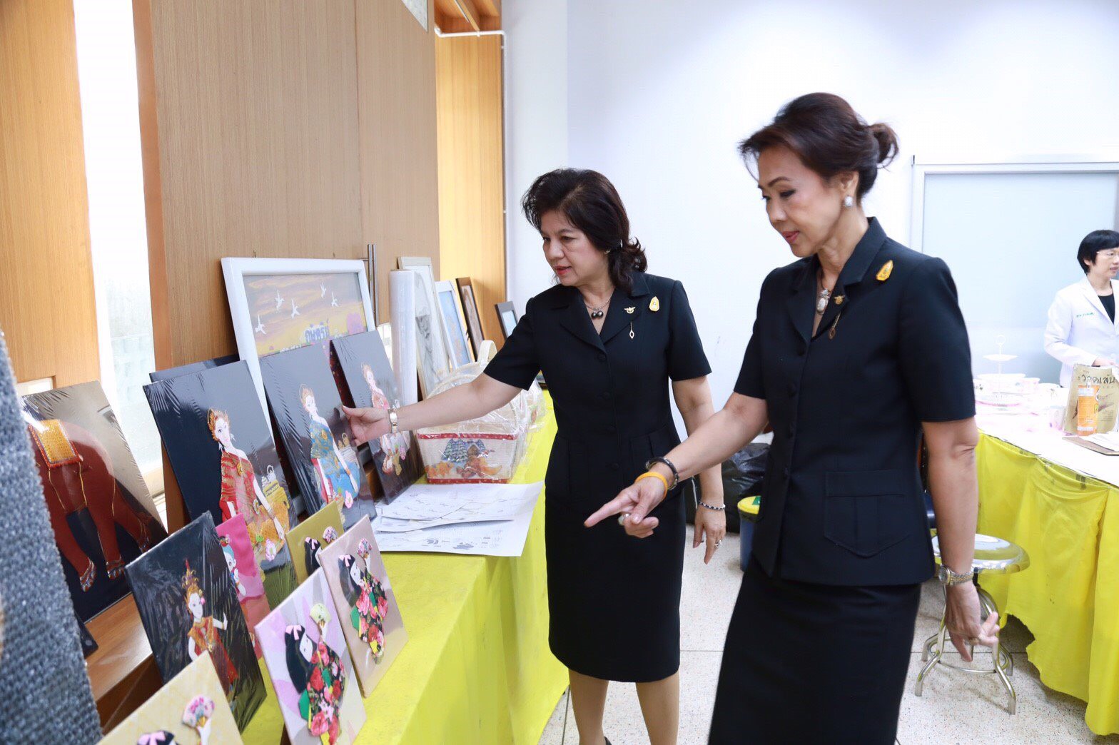 056 เมื่อวันที่ 7 เมษายน 2560 พล.ต.หญิงภรณี ชะเยมะ อุปนายกสมาคมภริยาฯ เป็นผู้แทนนายกสมาคมภริยาฯ พร้อมด้วยคณะกรรมการฯ ได้ร่วมเยี่ยมเยียนทหาร ซึ่งได้รับบาดเจ็บจากการปฏิบัติหน้าที่ เนื่องในโอกาสวันคล้ายวันสถาปนากระทรวงกลาโหม ประจำปี 2560 ครบรอบ 130 ปี ณ รพ.ทหารผ่านศึก ถ.วิภาวดี กรุงเทพฯ
