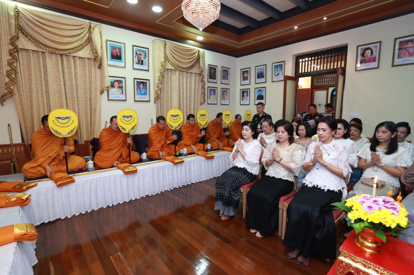 057 เมื่อวันที่ 10 เมษายน 2560 นายกสมาคมภริยาฯ เป็นประธานในพิธีทำบุญถวายเป็นพระราชกุศลแด่พระบาทสมเด็จพระปรมินทรมหาภูมิพลอดุลยเดช พิธีถวายน้ำสรงพระพุทธรูป ตลอดจนสิ่งศักดิ์สิทธิ์ภายในอาคารสมาคมภริยาฯ (ตึกโดม)และพิธีสระเกล้าดำหัว เนื่องในโอกาสเทศกาลวันสงกรานต์