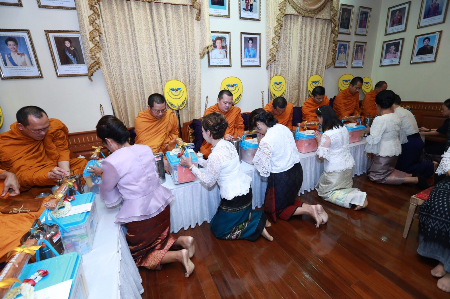 057 เมื่อวันที่ 10 เมษายน 2560 นายกสมาคมภริยาฯ เป็นประธานในพิธีทำบุญถวายเป็นพระราชกุศลแด่พระบาทสมเด็จพระปรมินทรมหาภูมิพลอดุลยเดช พิธีถวายน้ำสรงพระพุทธรูป ตลอดจนสิ่งศักดิ์สิทธิ์ภายในอาคารสมาคมภริยาฯ (ตึกโดม)และพิธีสระเกล้าดำหัว เนื่องในโอกาสเทศกาลวันสงกรานต์