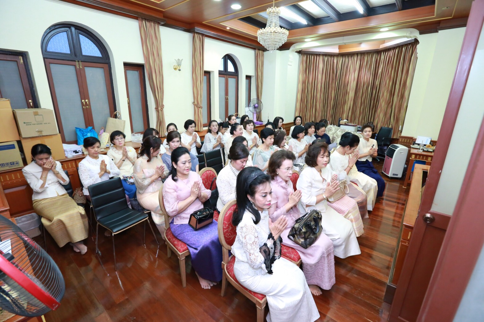 057 เมื่อวันที่ 10 เมษายน 2560 นายกสมาคมภริยาฯ เป็นประธานในพิธีทำบุญถวายเป็นพระราชกุศลแด่พระบาทสมเด็จพระปรมินทรมหาภูมิพลอดุลยเดช พิธีถวายน้ำสรงพระพุทธรูป ตลอดจนสิ่งศักดิ์สิทธิ์ภายในอาคารสมาคมภริยาฯ (ตึกโดม)และพิธีสระเกล้าดำหัว เนื่องในโอกาสเทศกาลวันสงกรานต์