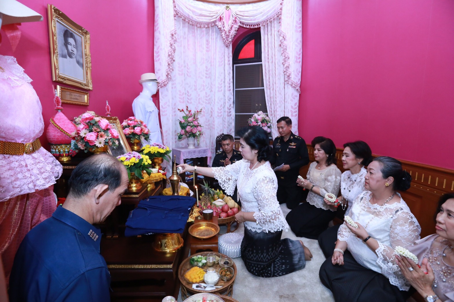 057 เมื่อวันที่ 10 เมษายน 2560 นายกสมาคมภริยาฯ เป็นประธานในพิธีทำบุญถวายเป็นพระราชกุศลแด่พระบาทสมเด็จพระปรมินทรมหาภูมิพลอดุลยเดช พิธีถวายน้ำสรงพระพุทธรูป ตลอดจนสิ่งศักดิ์สิทธิ์ภายในอาคารสมาคมภริยาฯ (ตึกโดม)และพิธีสระเกล้าดำหัว เนื่องในโอกาสเทศกาลวันสงกรานต์