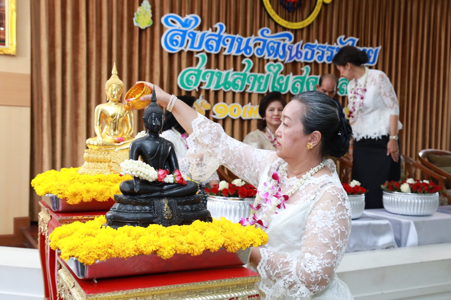 057 เมื่อวันที่ 10 เมษายน 2560 นายกสมาคมภริยาฯ เป็นประธานในพิธีทำบุญถวายเป็นพระราชกุศลแด่พระบาทสมเด็จพระปรมินทรมหาภูมิพลอดุลยเดช พิธีถวายน้ำสรงพระพุทธรูป ตลอดจนสิ่งศักดิ์สิทธิ์ภายในอาคารสมาคมภริยาฯ (ตึกโดม)และพิธีสระเกล้าดำหัว เนื่องในโอกาสเทศกาลวันสงกรานต์