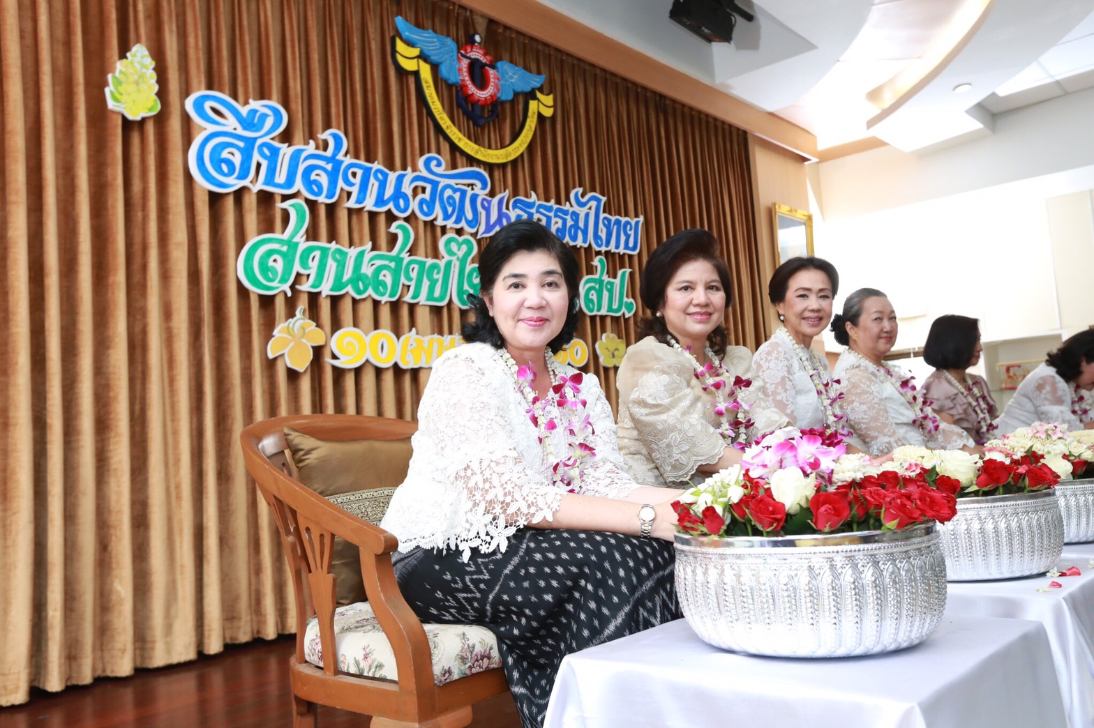 057 เมื่อวันที่ 10 เมษายน 2560 นายกสมาคมภริยาฯ เป็นประธานในพิธีทำบุญถวายเป็นพระราชกุศลแด่พระบาทสมเด็จพระปรมินทรมหาภูมิพลอดุลยเดช พิธีถวายน้ำสรงพระพุทธรูป ตลอดจนสิ่งศักดิ์สิทธิ์ภายในอาคารสมาคมภริยาฯ (ตึกโดม)และพิธีสระเกล้าดำหัว เนื่องในโอกาสเทศกาลวันสงกรานต์