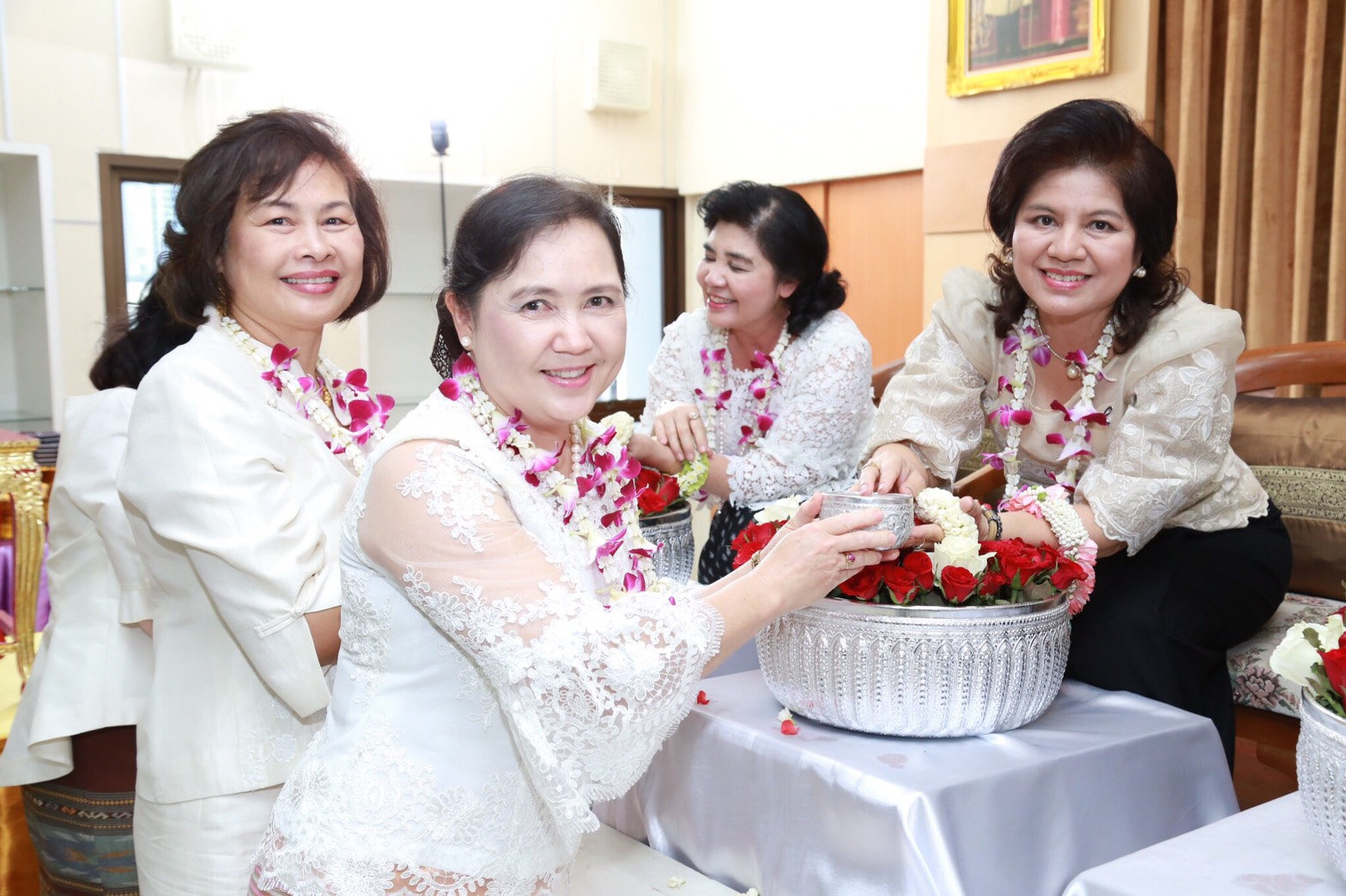 057 เมื่อวันที่ 10 เมษายน 2560 นายกสมาคมภริยาฯ เป็นประธานในพิธีทำบุญถวายเป็นพระราชกุศลแด่พระบาทสมเด็จพระปรมินทรมหาภูมิพลอดุลยเดช พิธีถวายน้ำสรงพระพุทธรูป ตลอดจนสิ่งศักดิ์สิทธิ์ภายในอาคารสมาคมภริยาฯ (ตึกโดม)และพิธีสระเกล้าดำหัว เนื่องในโอกาสเทศกาลวันสงกรานต์
