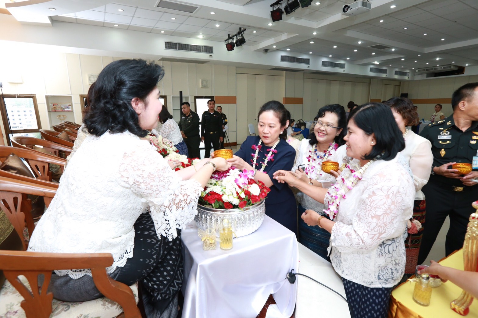 057 เมื่อวันที่ 10 เมษายน 2560 นายกสมาคมภริยาฯ เป็นประธานในพิธีทำบุญถวายเป็นพระราชกุศลแด่พระบาทสมเด็จพระปรมินทรมหาภูมิพลอดุลยเดช พิธีถวายน้ำสรงพระพุทธรูป ตลอดจนสิ่งศักดิ์สิทธิ์ภายในอาคารสมาคมภริยาฯ (ตึกโดม)และพิธีสระเกล้าดำหัว เนื่องในโอกาสเทศกาลวันสงกรานต์