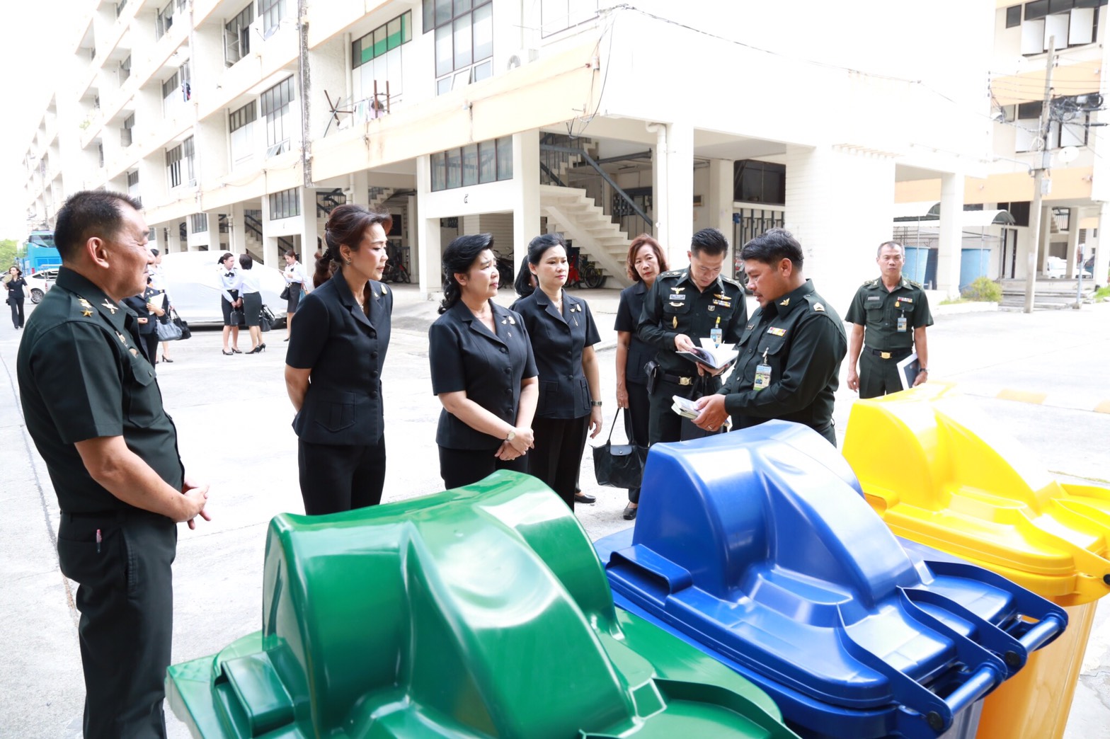 058 เมื่อวันที่ 28 เมษายน 2560 นายกสมาคมภริยาฯ พร้อมด้วยคณะกรรมการสมาคมฯ เดินทางไปตรวจเยี่ยมและติดตามการดำเนินงาน โครงการฯ ในพื้นที่พักอาศัยแขวงบางจาก โรงงานเภสัชกรรมทหาร ศูนย์การอุตสาหกรรมป้องกันประเทศและพลังงานทหาร พื้นที่พักอาศัยแจ้งวัฒนะ และพื้นที่พักอาศัยศรีสมาน