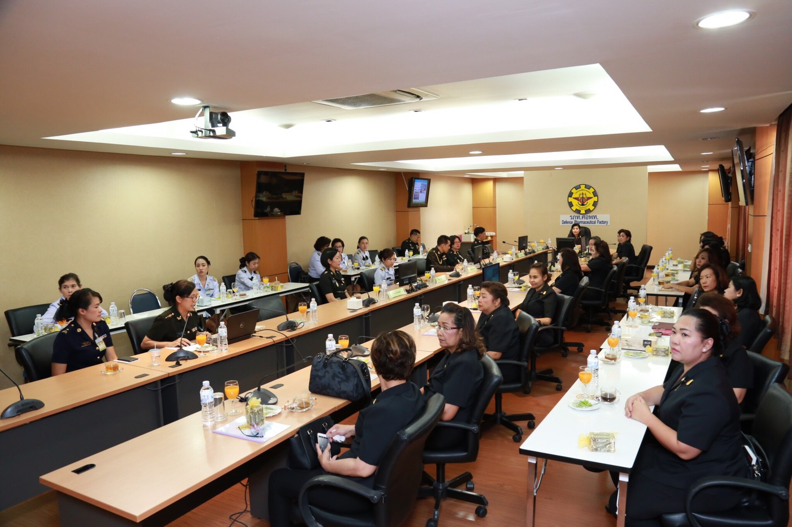 058 เมื่อวันที่ 28 เมษายน 2560 นายกสมาคมภริยาฯ พร้อมด้วยคณะกรรมการสมาคมฯ เดินทางไปตรวจเยี่ยมและติดตามการดำเนินงาน โครงการฯ ในพื้นที่พักอาศัยแขวงบางจาก โรงงานเภสัชกรรมทหาร ศูนย์การอุตสาหกรรมป้องกันประเทศและพลังงานทหาร พื้นที่พักอาศัยแจ้งวัฒนะ และพื้นที่พักอาศัยศรีสมาน