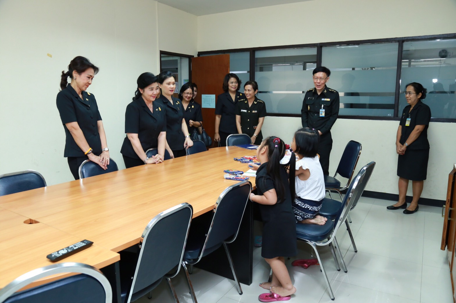 058 เมื่อวันที่ 28 เมษายน 2560 นายกสมาคมภริยาฯ พร้อมด้วยคณะกรรมการสมาคมฯ เดินทางไปตรวจเยี่ยมและติดตามการดำเนินงาน โครงการฯ ในพื้นที่พักอาศัยแขวงบางจาก โรงงานเภสัชกรรมทหาร ศูนย์การอุตสาหกรรมป้องกันประเทศและพลังงานทหาร พื้นที่พักอาศัยแจ้งวัฒนะ และพื้นที่พักอาศัยศรีสมาน
