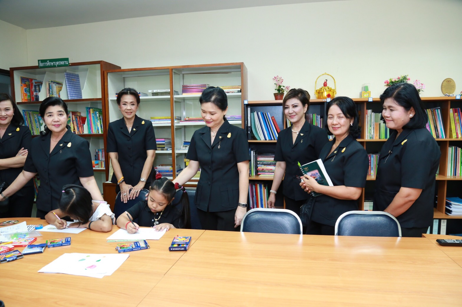 058 เมื่อวันที่ 28 เมษายน 2560 นายกสมาคมภริยาฯ พร้อมด้วยคณะกรรมการสมาคมฯ เดินทางไปตรวจเยี่ยมและติดตามการดำเนินงาน โครงการฯ ในพื้นที่พักอาศัยแขวงบางจาก โรงงานเภสัชกรรมทหาร ศูนย์การอุตสาหกรรมป้องกันประเทศและพลังงานทหาร พื้นที่พักอาศัยแจ้งวัฒนะ และพื้นที่พักอาศัยศรีสมาน