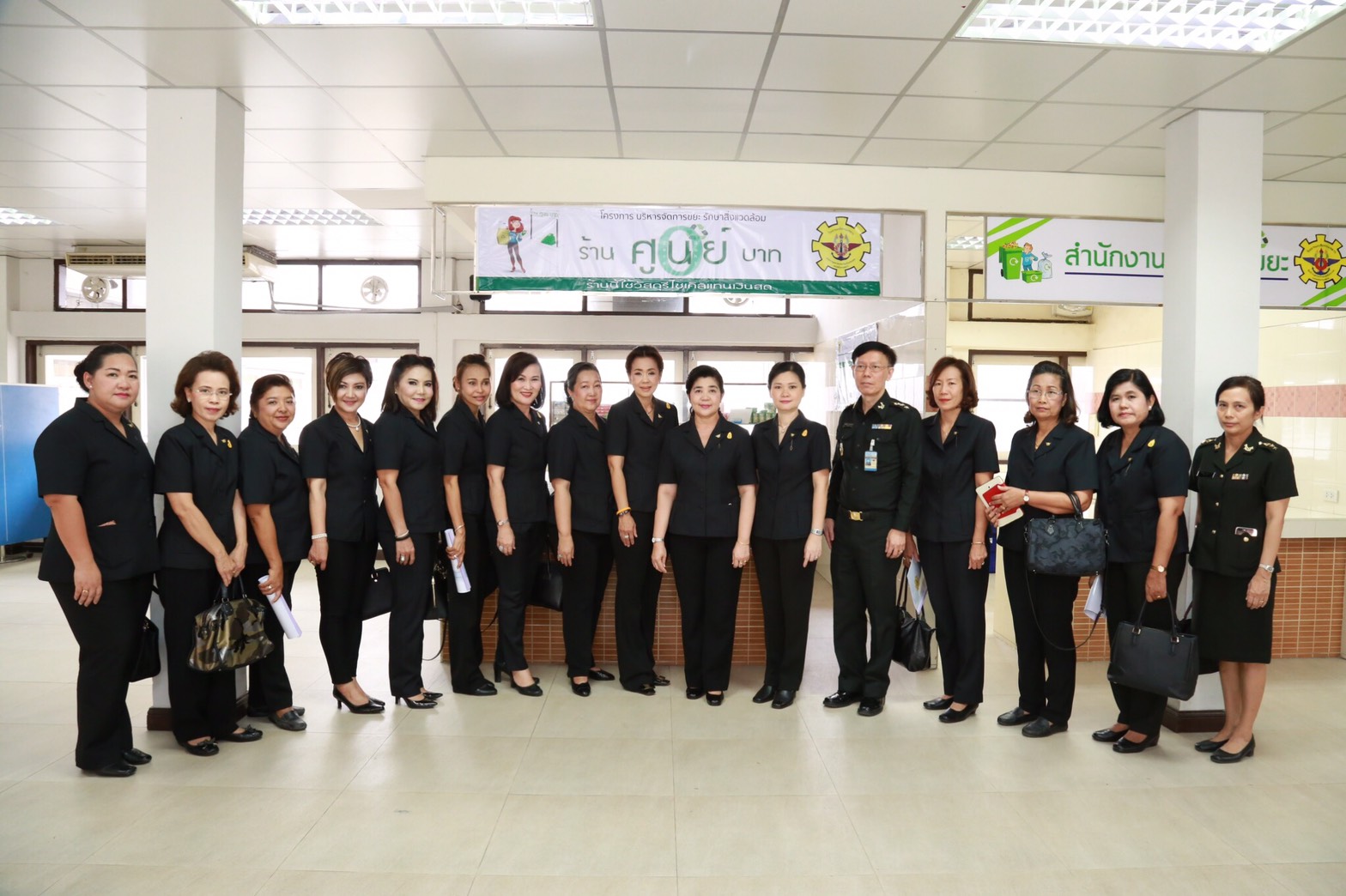 058 เมื่อวันที่ 28 เมษายน 2560 นายกสมาคมภริยาฯ พร้อมด้วยคณะกรรมการสมาคมฯ เดินทางไปตรวจเยี่ยมและติดตามการดำเนินงาน โครงการฯ ในพื้นที่พักอาศัยแขวงบางจาก โรงงานเภสัชกรรมทหาร ศูนย์การอุตสาหกรรมป้องกันประเทศและพลังงานทหาร พื้นที่พักอาศัยแจ้งวัฒนะ และพื้นที่พักอาศัยศรีสมาน