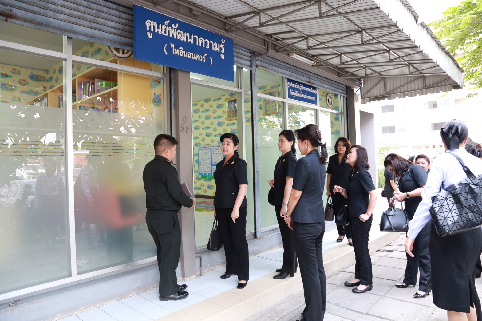 058 เมื่อวันที่ 28 เมษายน 2560 นายกสมาคมภริยาฯ พร้อมด้วยคณะกรรมการสมาคมฯ เดินทางไปตรวจเยี่ยมและติดตามการดำเนินงาน โครงการฯ ในพื้นที่พักอาศัยแขวงบางจาก โรงงานเภสัชกรรมทหาร ศูนย์การอุตสาหกรรมป้องกันประเทศและพลังงานทหาร พื้นที่พักอาศัยแจ้งวัฒนะ และพื้นที่พักอาศัยศรีสมาน