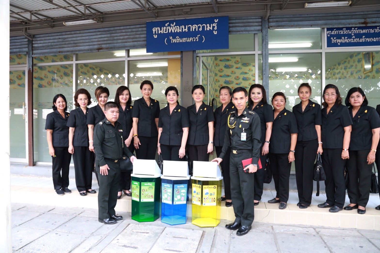 058 เมื่อวันที่ 28 เมษายน 2560 นายกสมาคมภริยาฯ พร้อมด้วยคณะกรรมการสมาคมฯ เดินทางไปตรวจเยี่ยมและติดตามการดำเนินงาน โครงการฯ ในพื้นที่พักอาศัยแขวงบางจาก โรงงานเภสัชกรรมทหาร ศูนย์การอุตสาหกรรมป้องกันประเทศและพลังงานทหาร พื้นที่พักอาศัยแจ้งวัฒนะ และพื้นที่พักอาศัยศรีสมาน