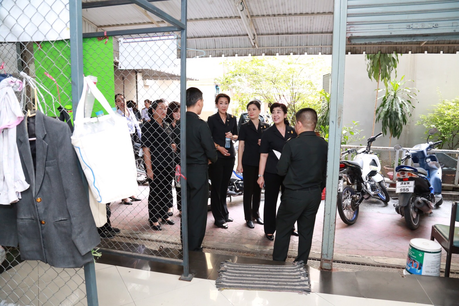 058 เมื่อวันที่ 28 เมษายน 2560 นายกสมาคมภริยาฯ พร้อมด้วยคณะกรรมการสมาคมฯ เดินทางไปตรวจเยี่ยมและติดตามการดำเนินงาน โครงการฯ ในพื้นที่พักอาศัยแขวงบางจาก โรงงานเภสัชกรรมทหาร ศูนย์การอุตสาหกรรมป้องกันประเทศและพลังงานทหาร พื้นที่พักอาศัยแจ้งวัฒนะ และพื้นที่พักอาศัยศรีสมาน