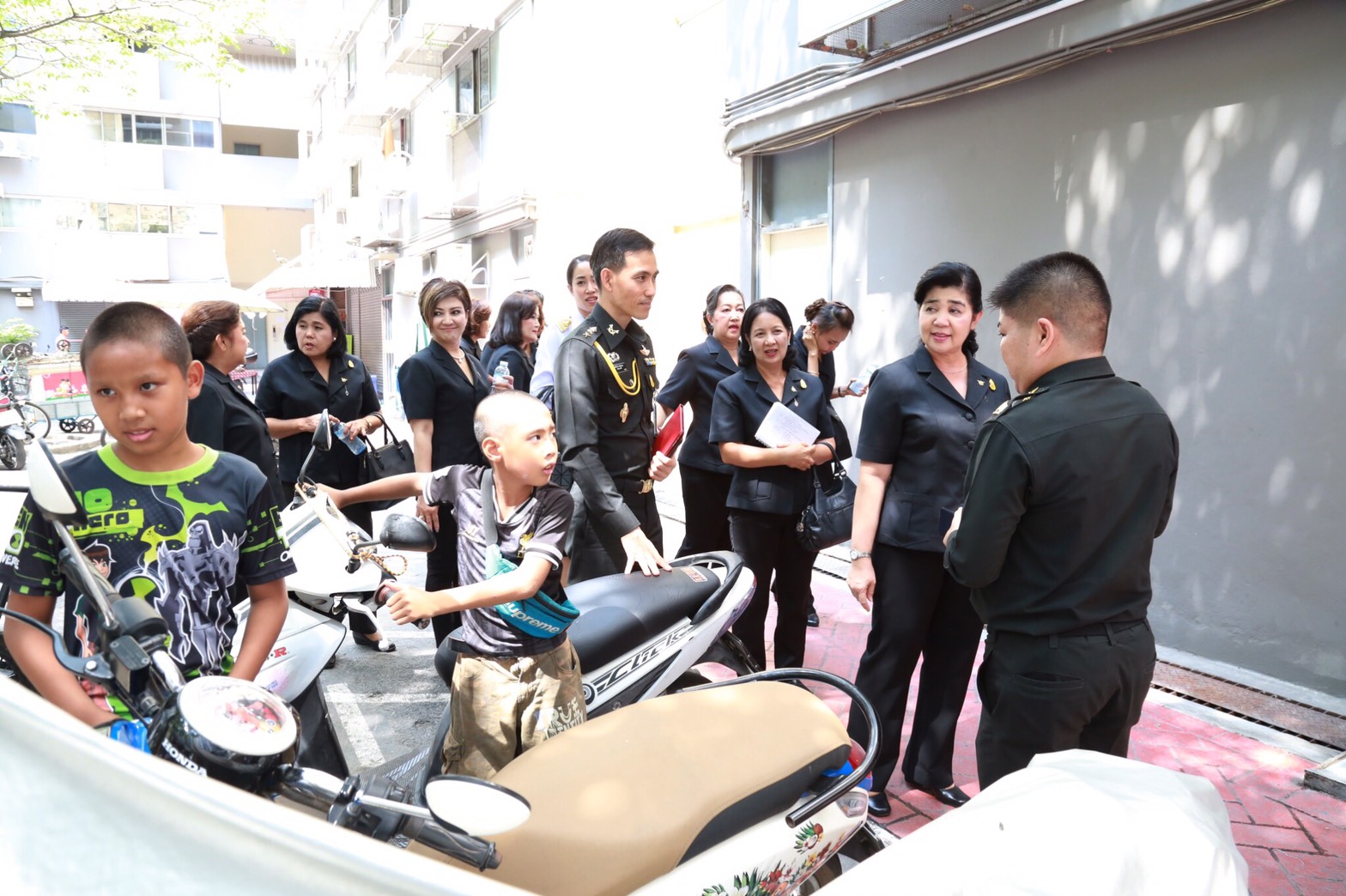 058 เมื่อวันที่ 28 เมษายน 2560 นายกสมาคมภริยาฯ พร้อมด้วยคณะกรรมการสมาคมฯ เดินทางไปตรวจเยี่ยมและติดตามการดำเนินงาน โครงการฯ ในพื้นที่พักอาศัยแขวงบางจาก โรงงานเภสัชกรรมทหาร ศูนย์การอุตสาหกรรมป้องกันประเทศและพลังงานทหาร พื้นที่พักอาศัยแจ้งวัฒนะ และพื้นที่พักอาศัยศรีสมาน
