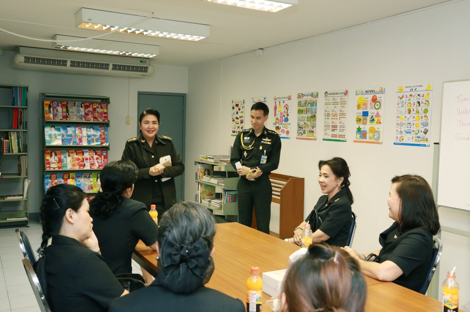 058 เมื่อวันที่ 28 เมษายน 2560 นายกสมาคมภริยาฯ พร้อมด้วยคณะกรรมการสมาคมฯ เดินทางไปตรวจเยี่ยมและติดตามการดำเนินงาน โครงการฯ ในพื้นที่พักอาศัยแขวงบางจาก โรงงานเภสัชกรรมทหาร ศูนย์การอุตสาหกรรมป้องกันประเทศและพลังงานทหาร พื้นที่พักอาศัยแจ้งวัฒนะ และพื้นที่พักอาศัยศรีสมาน