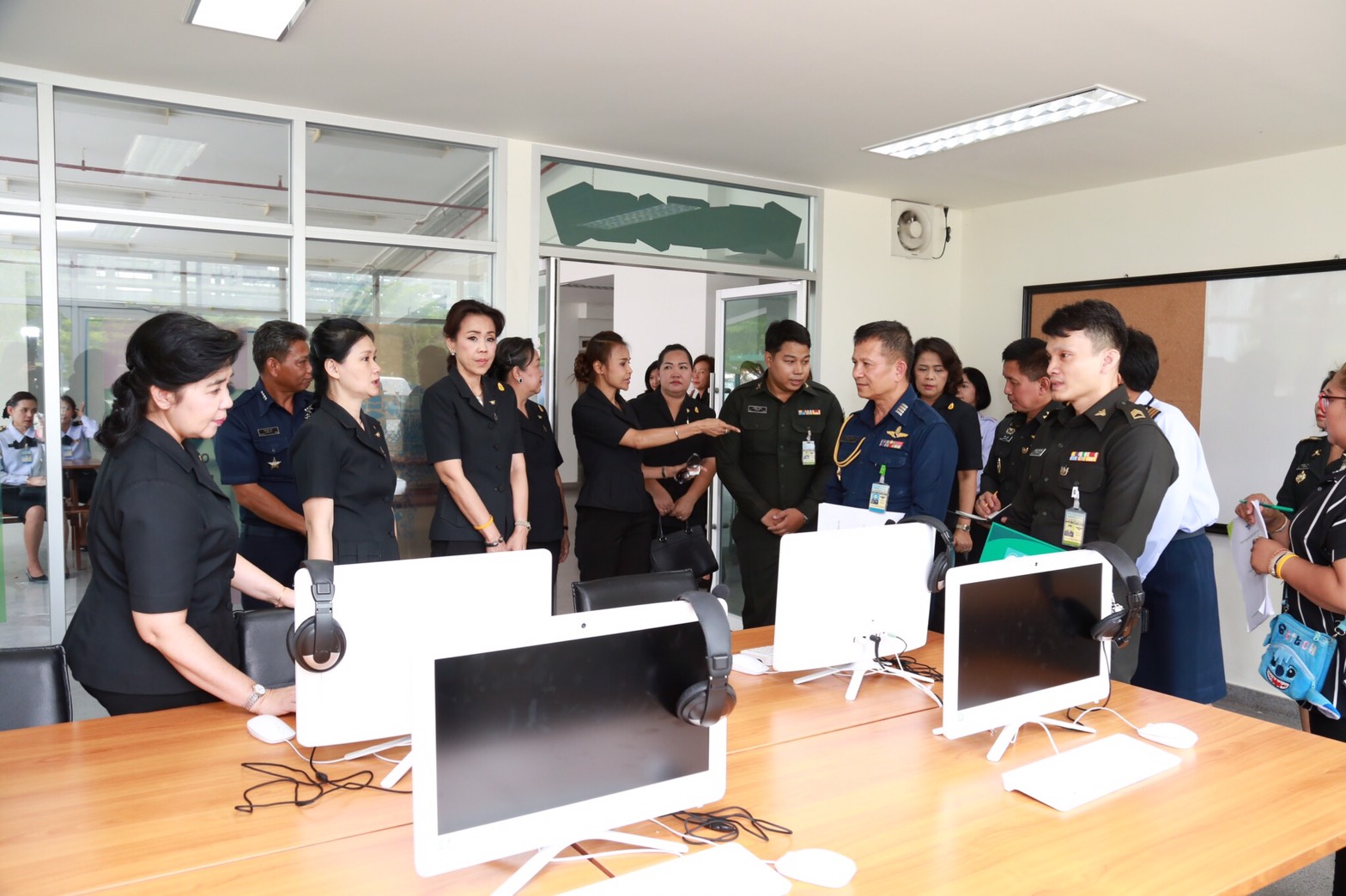 058 เมื่อวันที่ 28 เมษายน 2560 นายกสมาคมภริยาฯ พร้อมด้วยคณะกรรมการสมาคมฯ เดินทางไปตรวจเยี่ยมและติดตามการดำเนินงาน โครงการฯ ในพื้นที่พักอาศัยแขวงบางจาก โรงงานเภสัชกรรมทหาร ศูนย์การอุตสาหกรรมป้องกันประเทศและพลังงานทหาร พื้นที่พักอาศัยแจ้งวัฒนะ และพื้นที่พักอาศัยศรีสมาน