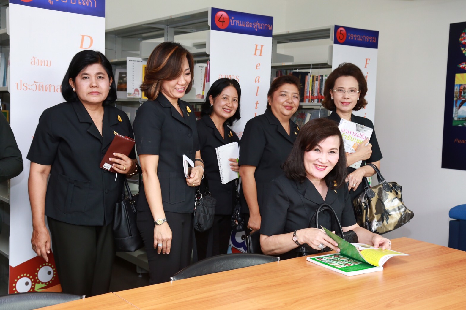 058 เมื่อวันที่ 28 เมษายน 2560 นายกสมาคมภริยาฯ พร้อมด้วยคณะกรรมการสมาคมฯ เดินทางไปตรวจเยี่ยมและติดตามการดำเนินงาน โครงการฯ ในพื้นที่พักอาศัยแขวงบางจาก โรงงานเภสัชกรรมทหาร ศูนย์การอุตสาหกรรมป้องกันประเทศและพลังงานทหาร พื้นที่พักอาศัยแจ้งวัฒนะ และพื้นที่พักอาศัยศรีสมาน