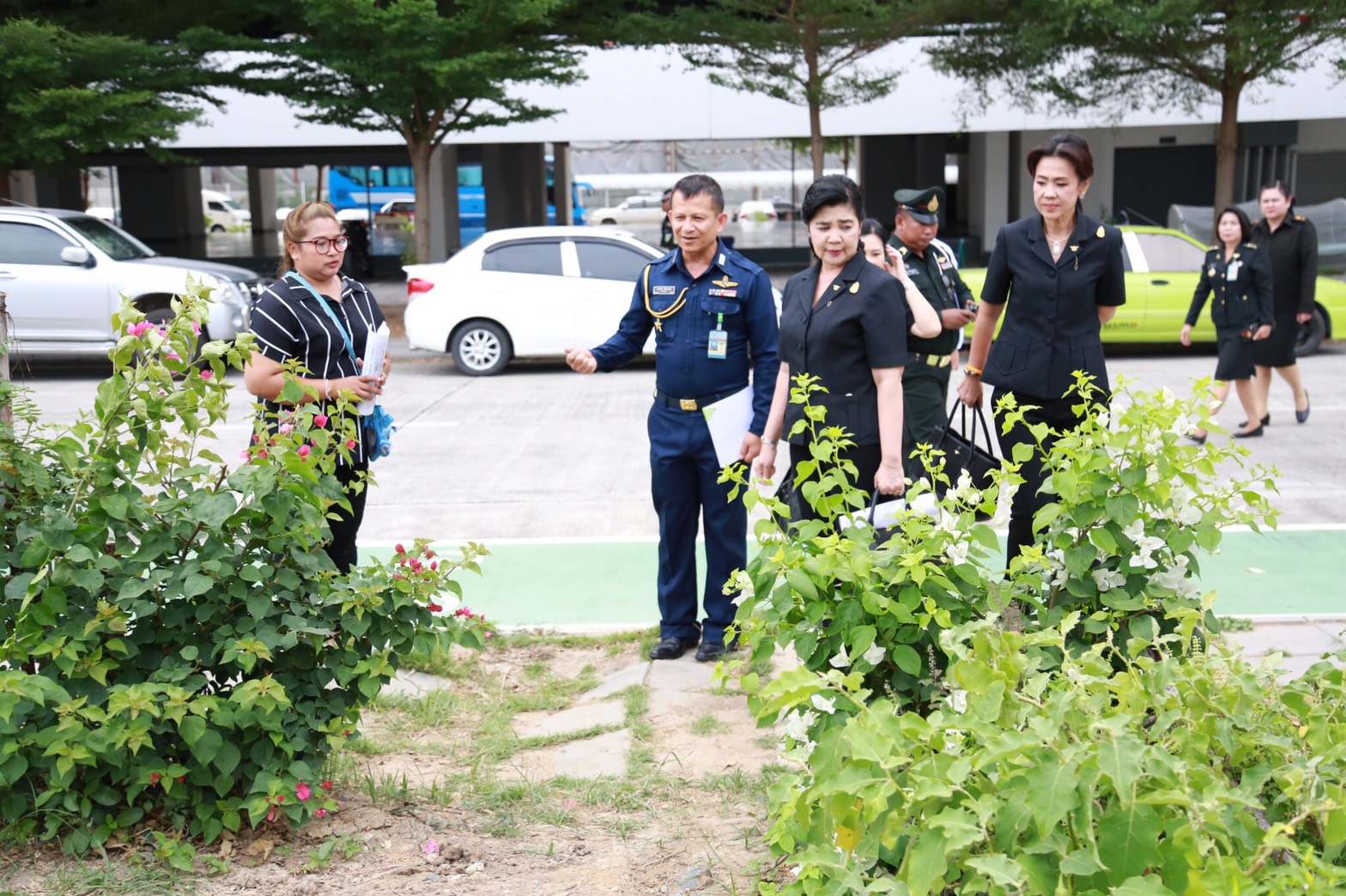 058 เมื่อวันที่ 28 เมษายน 2560 นายกสมาคมภริยาฯ พร้อมด้วยคณะกรรมการสมาคมฯ เดินทางไปตรวจเยี่ยมและติดตามการดำเนินงาน โครงการฯ ในพื้นที่พักอาศัยแขวงบางจาก โรงงานเภสัชกรรมทหาร ศูนย์การอุตสาหกรรมป้องกันประเทศและพลังงานทหาร พื้นที่พักอาศัยแจ้งวัฒนะ และพื้นที่พักอาศัยศรีสมาน