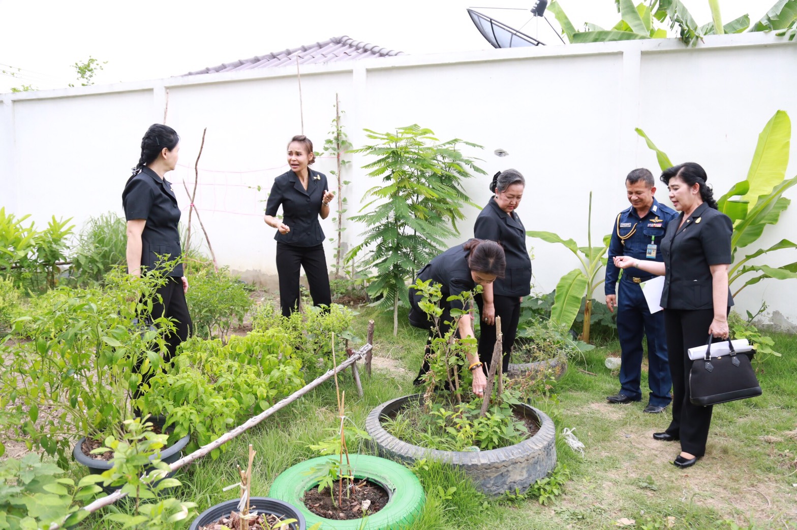 058 เมื่อวันที่ 28 เมษายน 2560 นายกสมาคมภริยาฯ พร้อมด้วยคณะกรรมการสมาคมฯ เดินทางไปตรวจเยี่ยมและติดตามการดำเนินงาน โครงการฯ ในพื้นที่พักอาศัยแขวงบางจาก โรงงานเภสัชกรรมทหาร ศูนย์การอุตสาหกรรมป้องกันประเทศและพลังงานทหาร พื้นที่พักอาศัยแจ้งวัฒนะ และพื้นที่พักอาศัยศรีสมาน