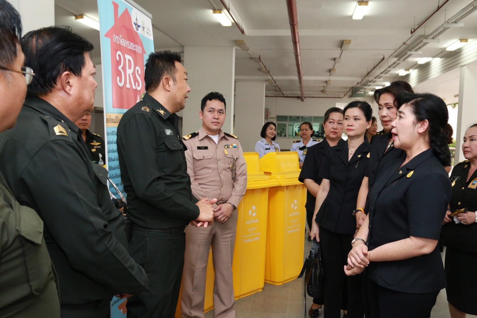 058 เมื่อวันที่ 28 เมษายน 2560 นายกสมาคมภริยาฯ พร้อมด้วยคณะกรรมการสมาคมฯ เดินทางไปตรวจเยี่ยมและติดตามการดำเนินงาน โครงการฯ ในพื้นที่พักอาศัยแขวงบางจาก โรงงานเภสัชกรรมทหาร ศูนย์การอุตสาหกรรมป้องกันประเทศและพลังงานทหาร พื้นที่พักอาศัยแจ้งวัฒนะ และพื้นที่พักอาศัยศรีสมาน