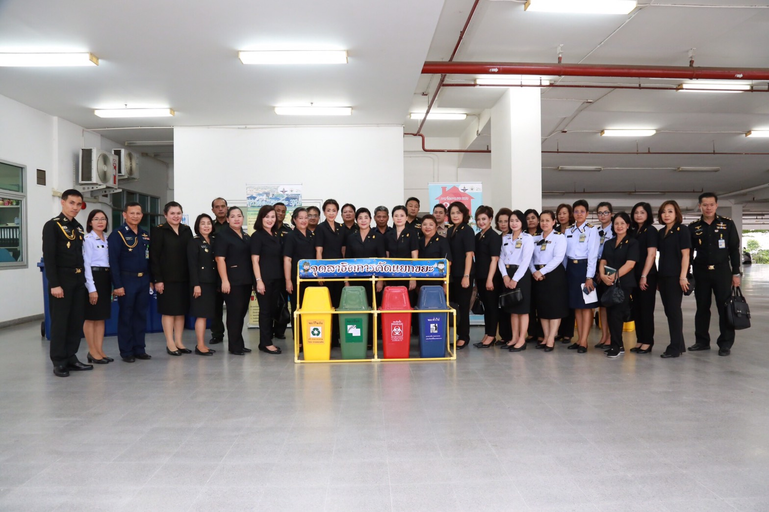 058 เมื่อวันที่ 28 เมษายน 2560 นายกสมาคมภริยาฯ พร้อมด้วยคณะกรรมการสมาคมฯ เดินทางไปตรวจเยี่ยมและติดตามการดำเนินงาน โครงการฯ ในพื้นที่พักอาศัยแขวงบางจาก โรงงานเภสัชกรรมทหาร ศูนย์การอุตสาหกรรมป้องกันประเทศและพลังงานทหาร พื้นที่พักอาศัยแจ้งวัฒนะ และพื้นที่พักอาศัยศรีสมาน