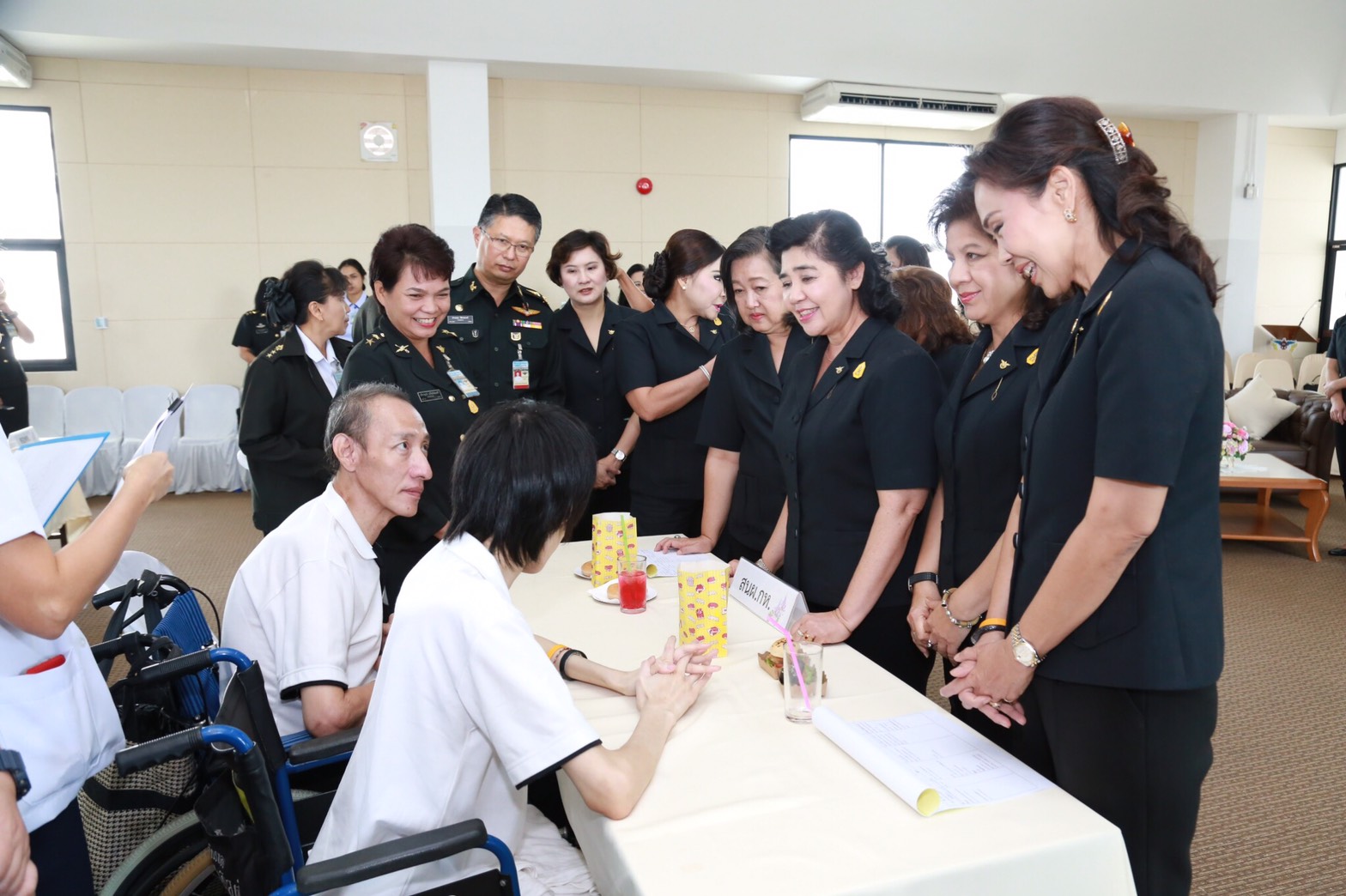 059 เมื่อวันที่ 3 พฤษภาคม 2560 นายกสมาคมภริยาฯ เป็นประธานในการจัดกิจกรรม "สคภ.สป. ดูแล ใส่ใจ สาย...