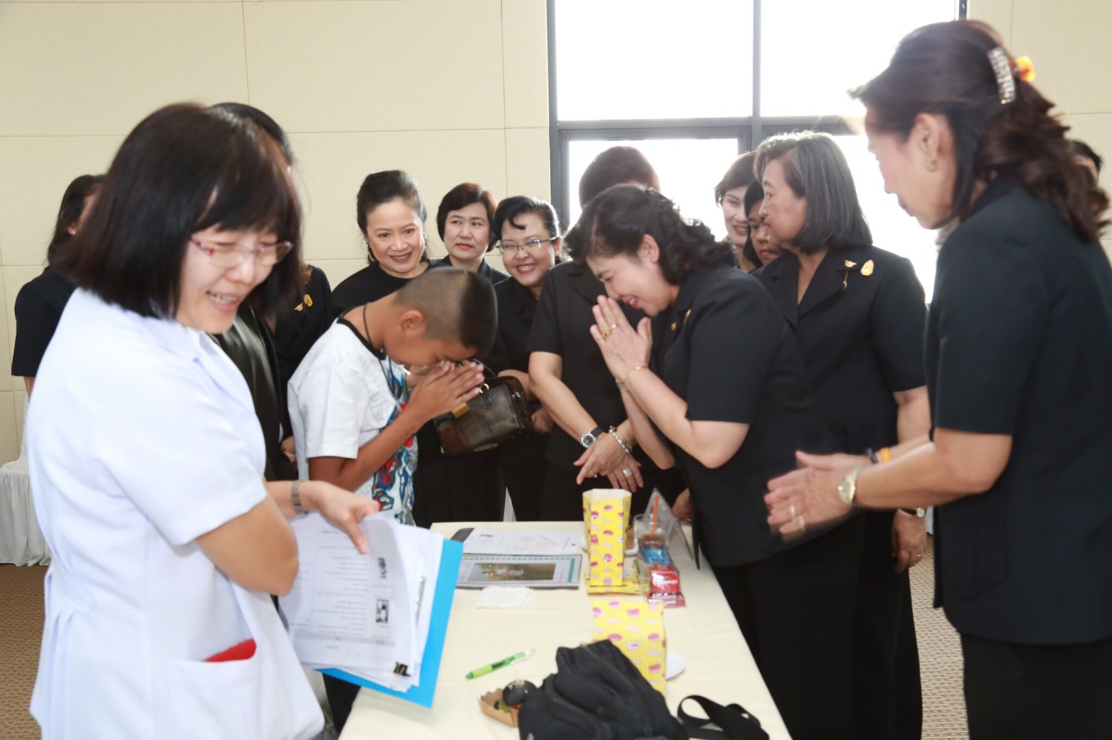 059 เมื่อวันที่ 3 พฤษภาคม 2560 นายกสมาคมภริยาฯ เป็นประธานในการจัดกิจกรรม "สคภ.สป. ดูแล ใส่ใจ สายใยรักษ์" ณ ห้องประชาชื่น ชั้น ๖ สำนักงานสนับสนุนสำนักงานปลัดกระทรวงกลาโหม (ประชาชื่น )โดยมี คณะกรรมการสมาคมฯ คณะแพทย์ พยาบาล จากสำนักงานแพทย์ สำนักงานสนับสนุนสำนักงานปลัดกระทรวงกลาโหม ครอบครัวของข้าราชการที่เข้าร่วมโครงการ ฯ และเจ้าหน้าที่ประสานงานโครงการ ฯ เข้าร่วมกิจกรรมดังกล่าว