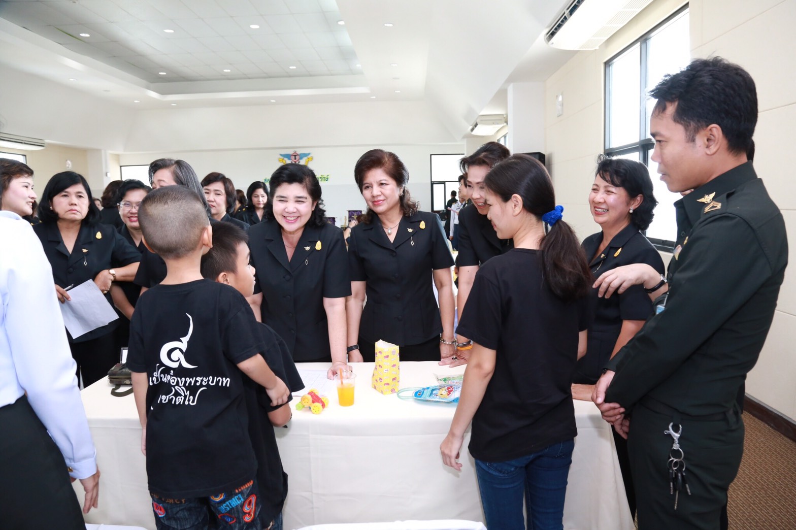 059 เมื่อวันที่ 3 พฤษภาคม 2560 นายกสมาคมภริยาฯ เป็นประธานในการจัดกิจกรรม "สคภ.สป. ดูแล ใส่ใจ สายใยรักษ์" ณ ห้องประชาชื่น ชั้น ๖ สำนักงานสนับสนุนสำนักงานปลัดกระทรวงกลาโหม (ประชาชื่น )โดยมี คณะกรรมการสมาคมฯ คณะแพทย์ พยาบาล จากสำนักงานแพทย์ สำนักงานสนับสนุนสำนักงานปลัดกระทรวงกลาโหม ครอบครัวของข้าราชการที่เข้าร่วมโครงการ ฯ และเจ้าหน้าที่ประสานงานโครงการ ฯ เข้าร่วมกิจกรรมดังกล่าว