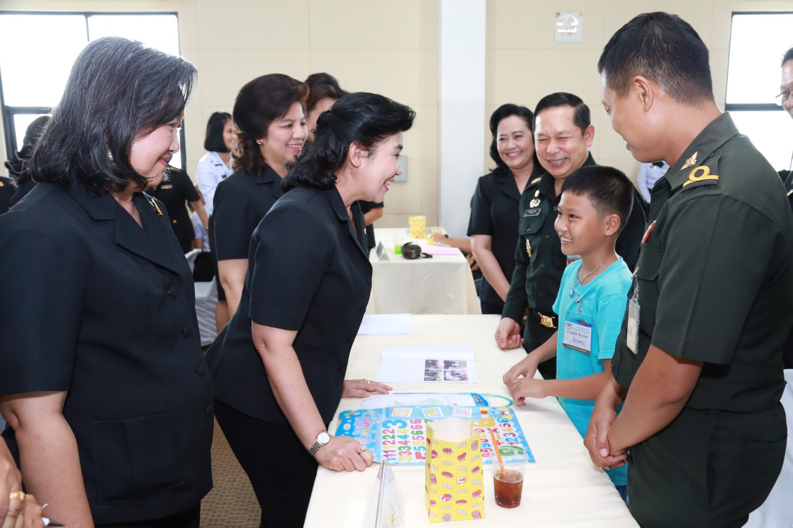059 เมื่อวันที่ 3 พฤษภาคม 2560 นายกสมาคมภริยาฯ เป็นประธานในการจัดกิจกรรม "สคภ.สป. ดูแล ใส่ใจ สายใยรักษ์" ณ ห้องประชาชื่น ชั้น ๖ สำนักงานสนับสนุนสำนักงานปลัดกระทรวงกลาโหม (ประชาชื่น )โดยมี คณะกรรมการสมาคมฯ คณะแพทย์ พยาบาล จากสำนักงานแพทย์ สำนักงานสนับสนุนสำนักงานปลัดกระทรวงกลาโหม ครอบครัวของข้าราชการที่เข้าร่วมโครงการ ฯ และเจ้าหน้าที่ประสานงานโครงการ ฯ เข้าร่วมกิจกรรมดังกล่าว