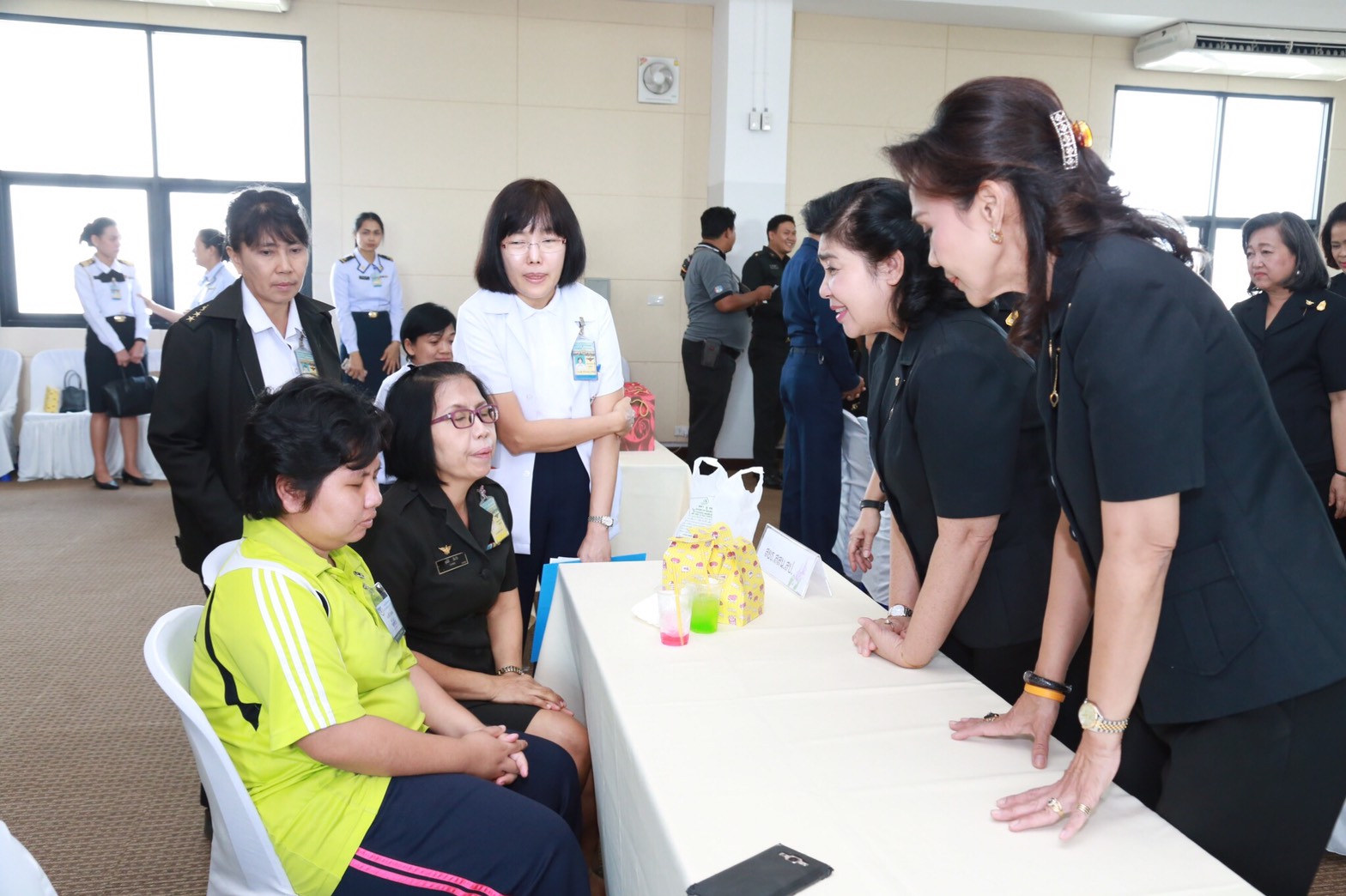 059 เมื่อวันที่ 3 พฤษภาคม 2560 นายกสมาคมภริยาฯ เป็นประธานในการจัดกิจกรรม "สคภ.สป. ดูแล ใส่ใจ สายใยรักษ์" ณ ห้องประชาชื่น ชั้น ๖ สำนักงานสนับสนุนสำนักงานปลัดกระทรวงกลาโหม (ประชาชื่น )โดยมี คณะกรรมการสมาคมฯ คณะแพทย์ พยาบาล จากสำนักงานแพทย์ สำนักงานสนับสนุนสำนักงานปลัดกระทรวงกลาโหม ครอบครัวของข้าราชการที่เข้าร่วมโครงการ ฯ และเจ้าหน้าที่ประสานงานโครงการ ฯ เข้าร่วมกิจกรรมดังกล่าว