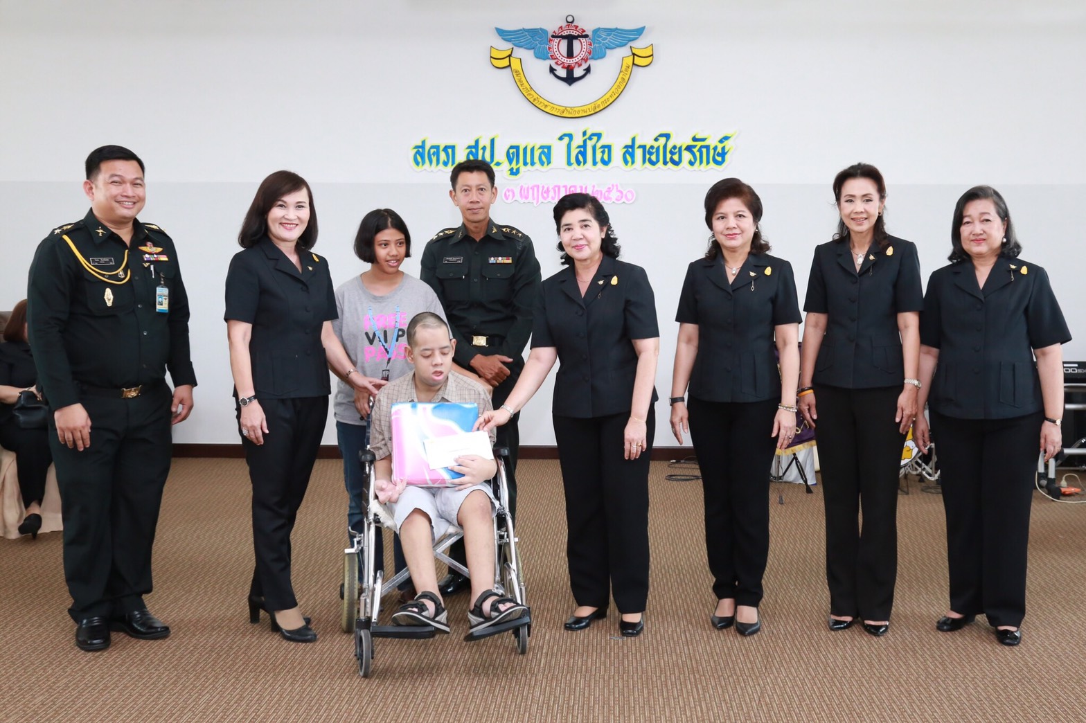 059 เมื่อวันที่ 3 พฤษภาคม 2560 นายกสมาคมภริยาฯ เป็นประธานในการจัดกิจกรรม "สคภ.สป. ดูแล ใส่ใจ สายใยรักษ์" ณ ห้องประชาชื่น ชั้น ๖ สำนักงานสนับสนุนสำนักงานปลัดกระทรวงกลาโหม (ประชาชื่น )โดยมี คณะกรรมการสมาคมฯ คณะแพทย์ พยาบาล จากสำนักงานแพทย์ สำนักงานสนับสนุนสำนักงานปลัดกระทรวงกลาโหม ครอบครัวของข้าราชการที่เข้าร่วมโครงการ ฯ และเจ้าหน้าที่ประสานงานโครงการ ฯ เข้าร่วมกิจกรรมดังกล่าว