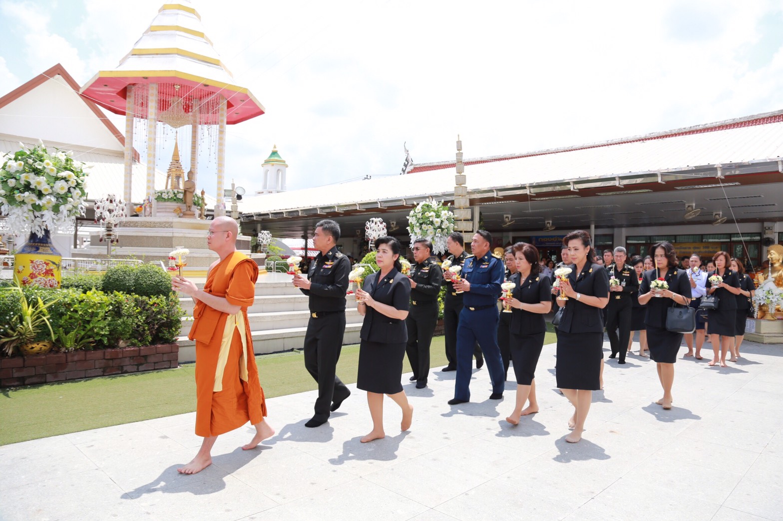 061 เมื่อวันที่ 9 พฤษภาคม นายกสมาคมภริยาฯ พร้อมด้วยคณะกรรมการฯ ร่วมกิจกรรมส่งเสริมคุณธรรม จริยธรรม เนื่องในเทศกาลวิสาขบูชา ประจำปี ๒๕๖๐ เพื่อถวายเป็นพุทธบูชา และถวายเป็นพระราชกุศลแด่พระบาทสมเด็จพระปรมินทรมหาภูมิพลอดุลยเดช ณ วัดพิชยญาติการามวรวิหาร เขตคลองสาน กรุงเทพฯ