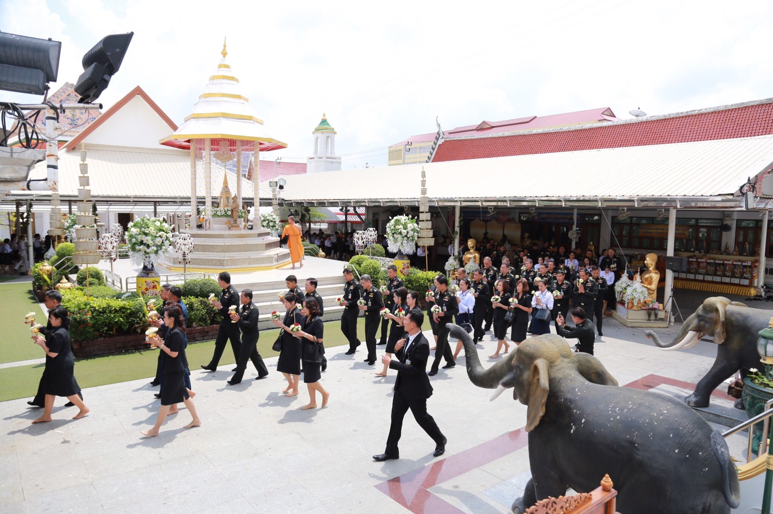 061 เมื่อวันที่ 9 พฤษภาคม นายกสมาคมภริยาฯ พร้อมด้วยคณะกรรมการฯ ร่วมกิจกรรมส่งเสริมคุณธรรม จริยธรรม เนื่องในเทศกาลวิสาขบูชา ประจำปี ๒๕๖๐ เพื่อถวายเป็นพุทธบูชา และถวายเป็นพระราชกุศลแด่พระบาทสมเด็จพระปรมินทรมหาภูมิพลอดุลยเดช ณ วัดพิชยญาติการามวรวิหาร เขตคลองสาน กรุงเทพฯ