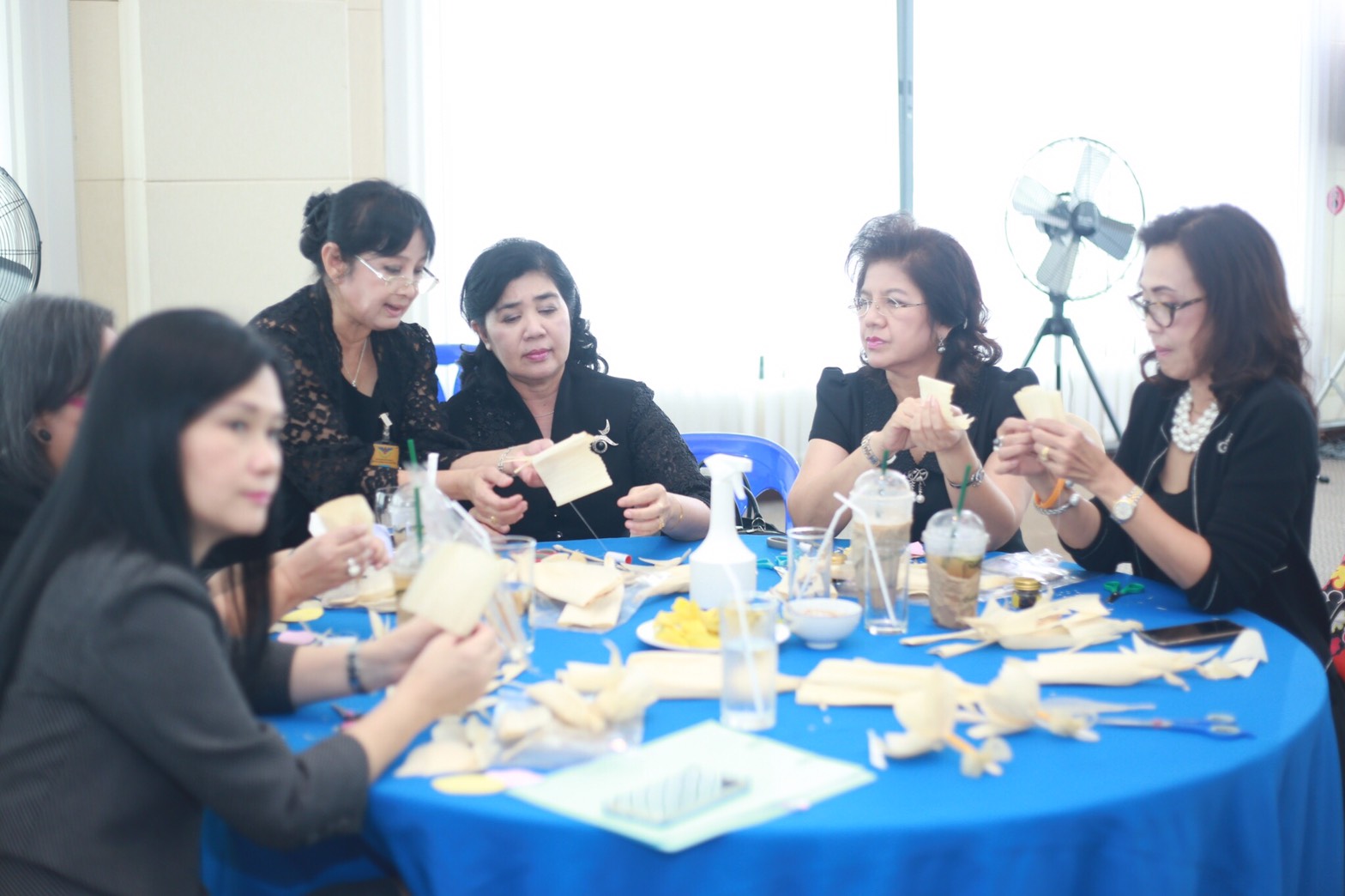 062 เมื่อวันที่ 16 พฤษภาคม 2560 นายกสมาคมภริยาฯ พร้อมด้วยคณะกรรมการฯ ร่วมกิจกรรม ประดิษฐ์ดอกไม้จันทน์ เพื่อถวายแด่พระบาทสมเด็จพระปรมินทรมหาภูมิพลอดุลยเดช ในพระราชพิธีถวายพระเพลิงพระบรมศพ ณ ห้องอเนกประสงค์ ชั้น ๖ สำนักงานสนับสนุน สำนักงานปลัดกระทรวงกลาโหม (ประชาชื่น ) โดยมี น.อ.หญิง ฉัฐสินี คูณขุนทด และคุณวรรณา มณีนุตร์ เป็นวิทยากรในการสอน