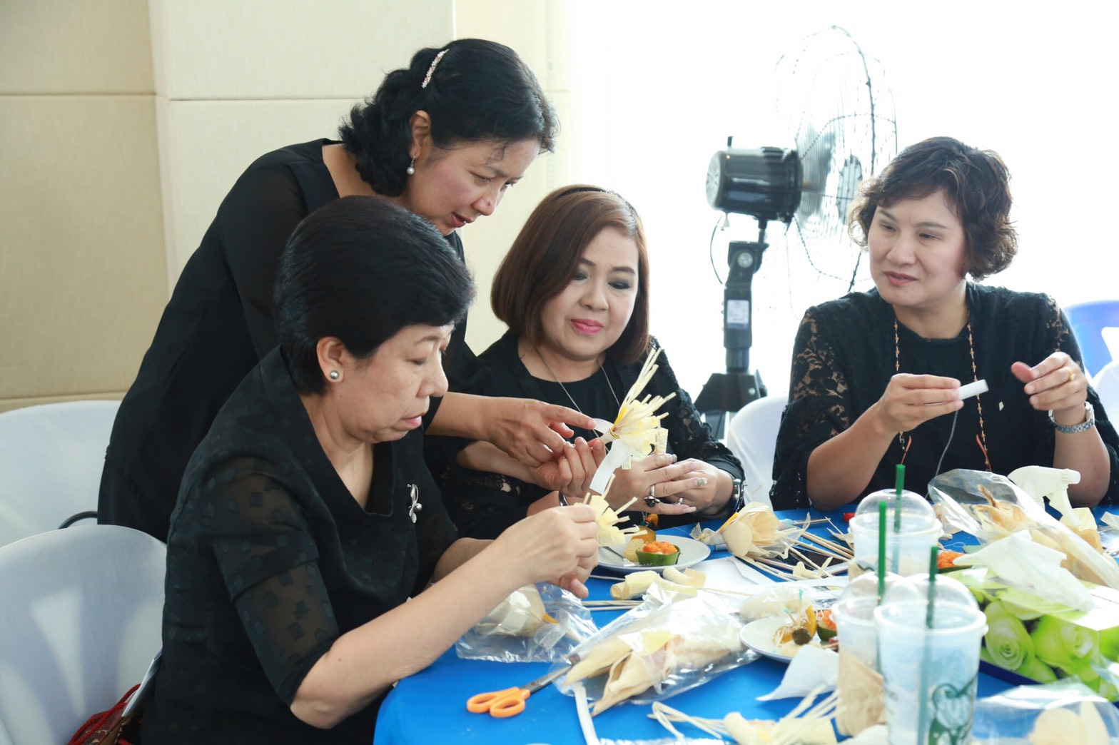 062 เมื่อวันที่ 16 พฤษภาคม 2560 นายกสมาคมภริยาฯ พร้อมด้วยคณะกรรมการฯ ร่วมกิจกรรม ประดิษฐ์ดอกไม้จันทน์ เพื่อถวายแด่พระบาทสมเด็จพระปรมินทรมหาภูมิพลอดุลยเดช ในพระราชพิธีถวายพระเพลิงพระบรมศพ ณ ห้องอเนกประสงค์ ชั้น ๖ สำนักงานสนับสนุน สำนักงานปลัดกระทรวงกลาโหม (ประชาชื่น ) โดยมี น.อ.หญิง ฉัฐสินี คูณขุนทด และคุณวรรณา มณีนุตร์ เป็นวิทยากรในการสอน