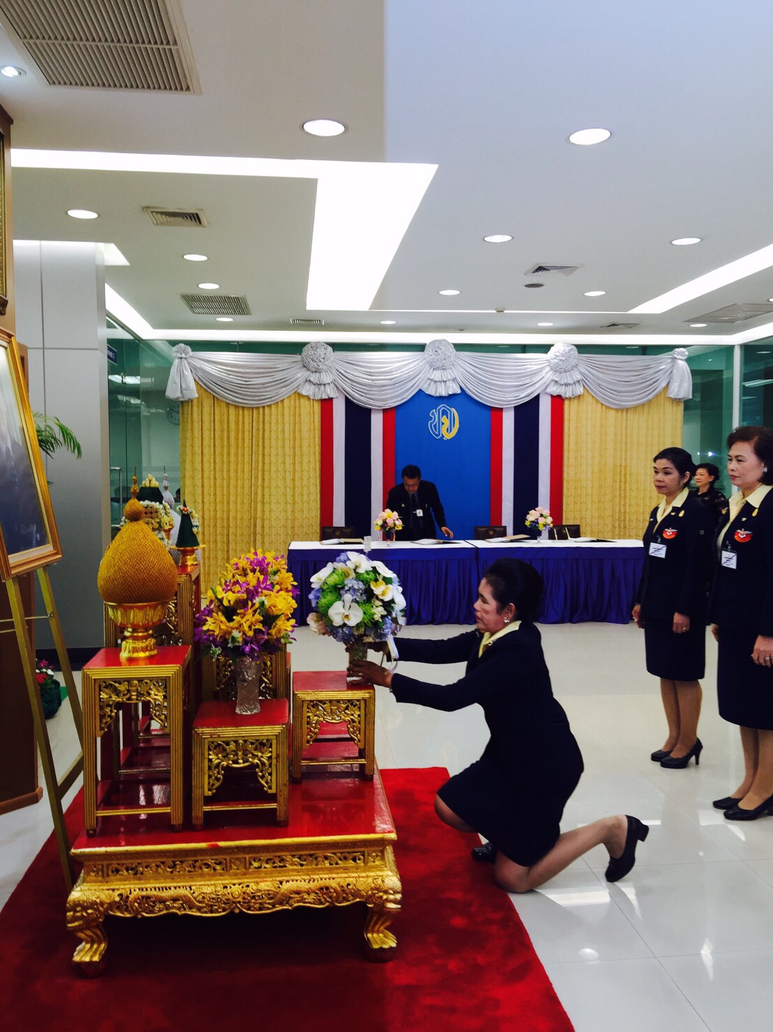 063 เมื่อวันที่ 28 เมษายน 2560 คุณวรรณา มณีนุตร์ กรรมการสมาคมภริยาฯ เป็นผู้แทนนายกสมาคมภริยาฯ พร้อมด้วยคณะกรรมการสมาคมฯ ร่วมลงนามถวายพระพรและถวายแจกันดอกไม้ เนื่องในโอกาสวันคล้ายวันประสูติ พระเจ้าหลานเธอพระองค์เจ้าทีปังกรรัศมีโชติ ณ พระที่นั่งอัมพรสถาน