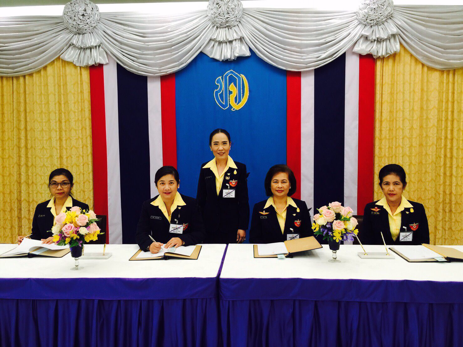 063 เมื่อวันที่ 28 เมษายน 2560 คุณวรรณา มณีนุตร์ กรรมการสมาคมภริยาฯ เป็นผู้แทนนายกสมาคมภริยาฯ พร้อมด้วยคณะกรรมการสมาคมฯ ร่วมลงนามถวายพระพรและถวายแจกันดอกไม้ เนื่องในโอกาสวันคล้ายวันประสูติ พระเจ้าหลานเธอพระองค์เจ้าทีปังกรรัศมีโชติ ณ พระที่นั่งอัมพรสถาน