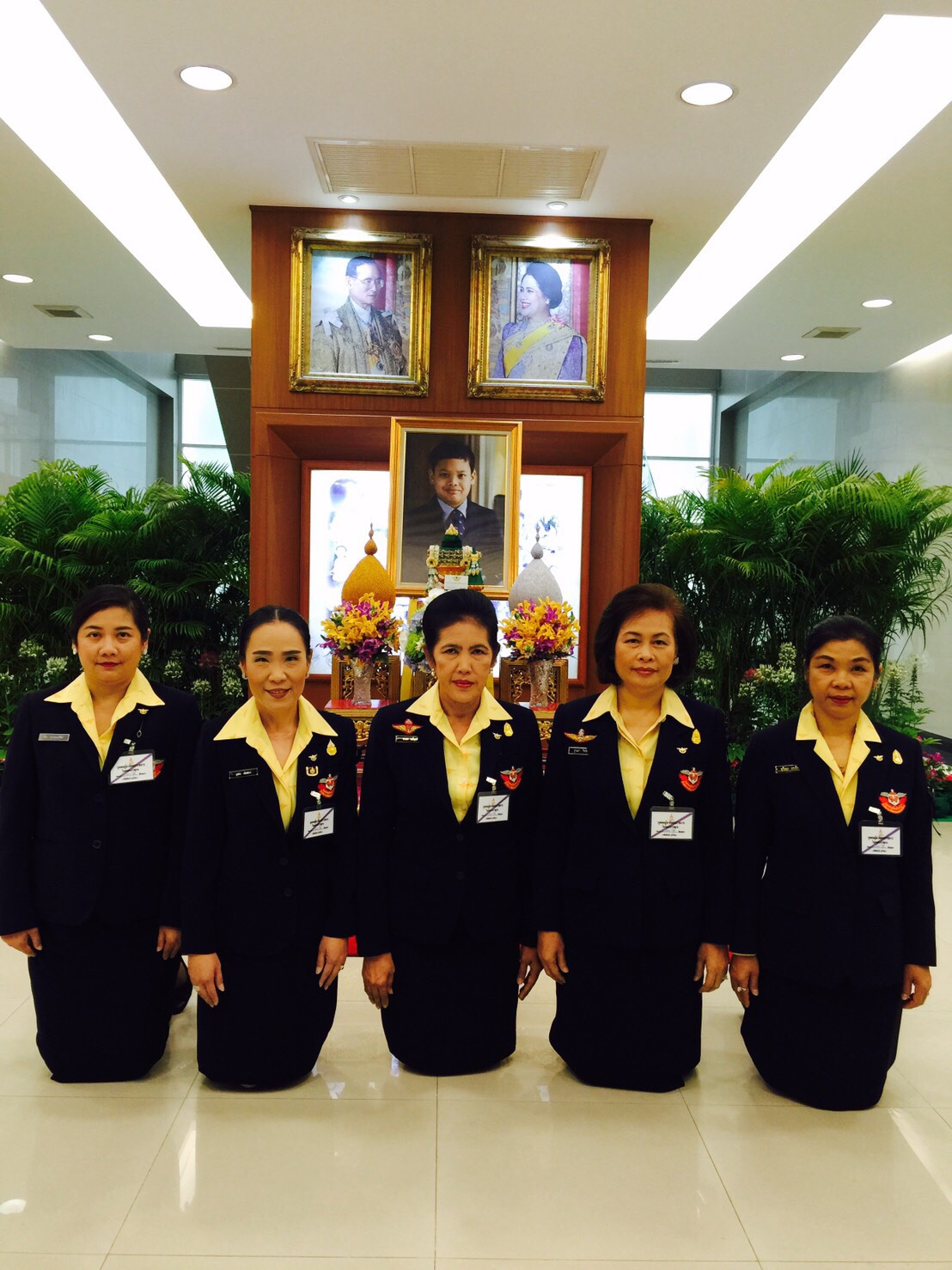 063 เมื่อวันที่ 28 เมษายน 2560 คุณวรรณา มณีนุตร์ กรรมการสมาคมภริยาฯ เป็นผู้แทนนายกสมาคมภริยาฯ พร้อมด้วยคณะกรรมการสมาคมฯ ร่วมลงนามถวายพระพรและถวายแจกันดอกไม้ เนื่องในโอกาสวันคล้ายวันประสูติ พระเจ้าหลานเธอพระองค์เจ้าทีปังกรรัศมีโชติ ณ พระที่นั่งอัมพรสถาน