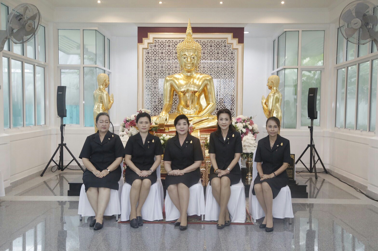 064 เมื่อวันที่ 30 พฤษภาคม 2560 คุณวิภาพร ช้างมงคล นายกสมาคมภริยาฯ พร้อมด้วย ผศ.ดร วรรณวิภา ติตถะสิริ คุณอินทริยา หนูเทพ คุณพรรณิภา ศรีสุข และคุณณัฏฐ์ชยธร ธัญญสิริ เข้าร่วมพิธีสมโภช พระพุทธไตรเสนากลาโหมพิทักษ์ ณ หอพระสำนักงานปลัดกระทรวงกลาโหม และพิธีวางศิลาฤกษ์อาคารที่พักอาศัย ของสำนักงานปลัดกระทรวงกลาโหม พื้นที่ศรีสมาน โดยมี ปลัดกระทรวงกลาโหมเป็นประธานในพิธี