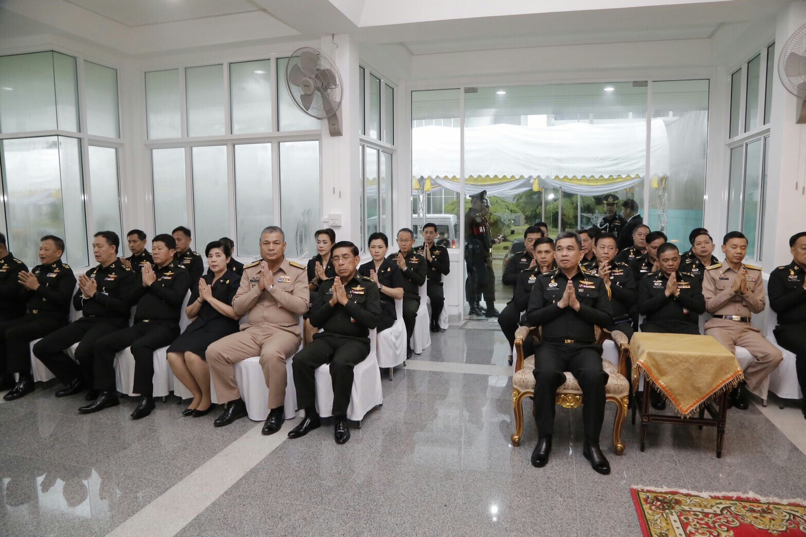 064 เมื่อวันที่ 30 พฤษภาคม 2560 คุณวิภาพร ช้างมงคล นายกสมาคมภริยาฯ พร้อมด้วย ผศ.ดร วรรณวิภา ติตถะสิริ คุณอินทริยา หนูเทพ คุณพรรณิภา ศรีสุข และคุณณัฏฐ์ชยธร ธัญญสิริ เข้าร่วมพิธีสมโภช พระพุทธไตรเสนากลาโหมพิทักษ์ ณ หอพระสำนักงานปลัดกระทรวงกลาโหม และพิธีวางศิลาฤกษ์อาคารที่พักอาศัย ของสำนักงานปลัดกระทรวงกลาโหม พื้นที่ศรีสมาน โดยมี ปลัดกระทรวงกลาโหมเป็นประธานในพิธี
