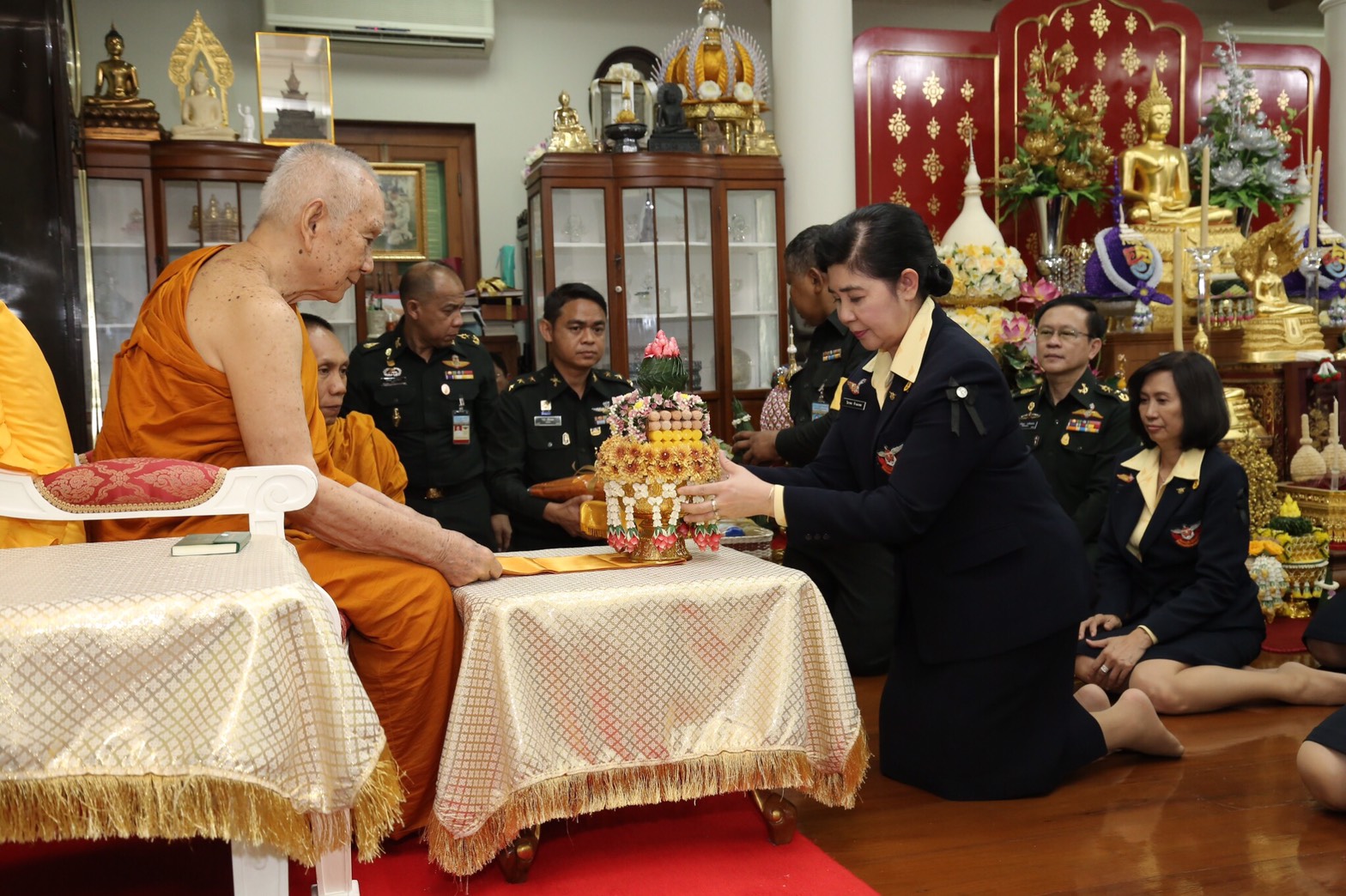 065 เมื่อวันที่ 6 มิถุนายน 2560 นายกสมาคมภริยาฯ นำคณะกรรมการสมาคมฯ เข้าเฝ้าถวายสักการะสมเด็จพระ...